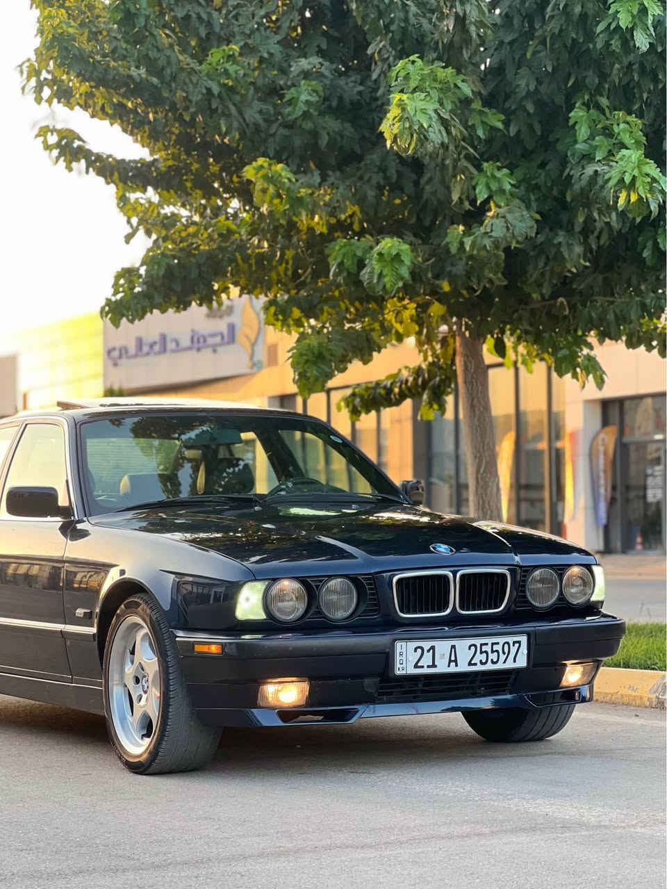 BMW525i
 مۆدیلی ١٩٩٣ گێڕ عادی 
رەقەم سلیمانی تا ٢٠٣٠ تازەیە 
سەیارەکە رەنگی نیلی تۆخە (دارک بلوو )
عام بۆیاخە بۆ جوانی بە بی دەعمو ساردە کوتو چەکوش یەک پارچەی نەگۆراوە هەمو گیانی لە سەر بیلادی خۆیەتی کوشنی بیلادی خۆیەتی جلدە سەخفی شاموایە یەک تاقم ویلی M5 ی بۆ بەسراوە شوختی نیە لایت دەبل نەو زەربی ناو رەشە گێرو مەکینەی ئەروپی لۆکی بۆ بەسراوە بە شەرتی ئەوەی ناو مەکینە سپی بیت وەک سفر بە شەرتی قوەت هەمو کارەبای بە شەرت تەجیلئ ئەلپاینم بۆ بەستوە ئەروپئ ئیم پی فایەرم بۆ بەستوە هەموی مەزبوت هەمو خەلەکان ئەنوسریت لە سەر شاشەکە تەبریدی بە شەرت مەزبوتە  بیلاد پەردەیە جامی دواوە هەمو مواسەفاتەکانی ئیش ئەکات یەک مەسرەفی تیا نیە هەمو سێرفز کراوە هیچی پێویست نیە سەیارەکە لە نزیک بازیانە. داوای ٧٨ گەلاو معامەلەی لی ئەکەم هەمو گیانی بە شەرت ئەدەم 
*********** السليمانية, العراق
