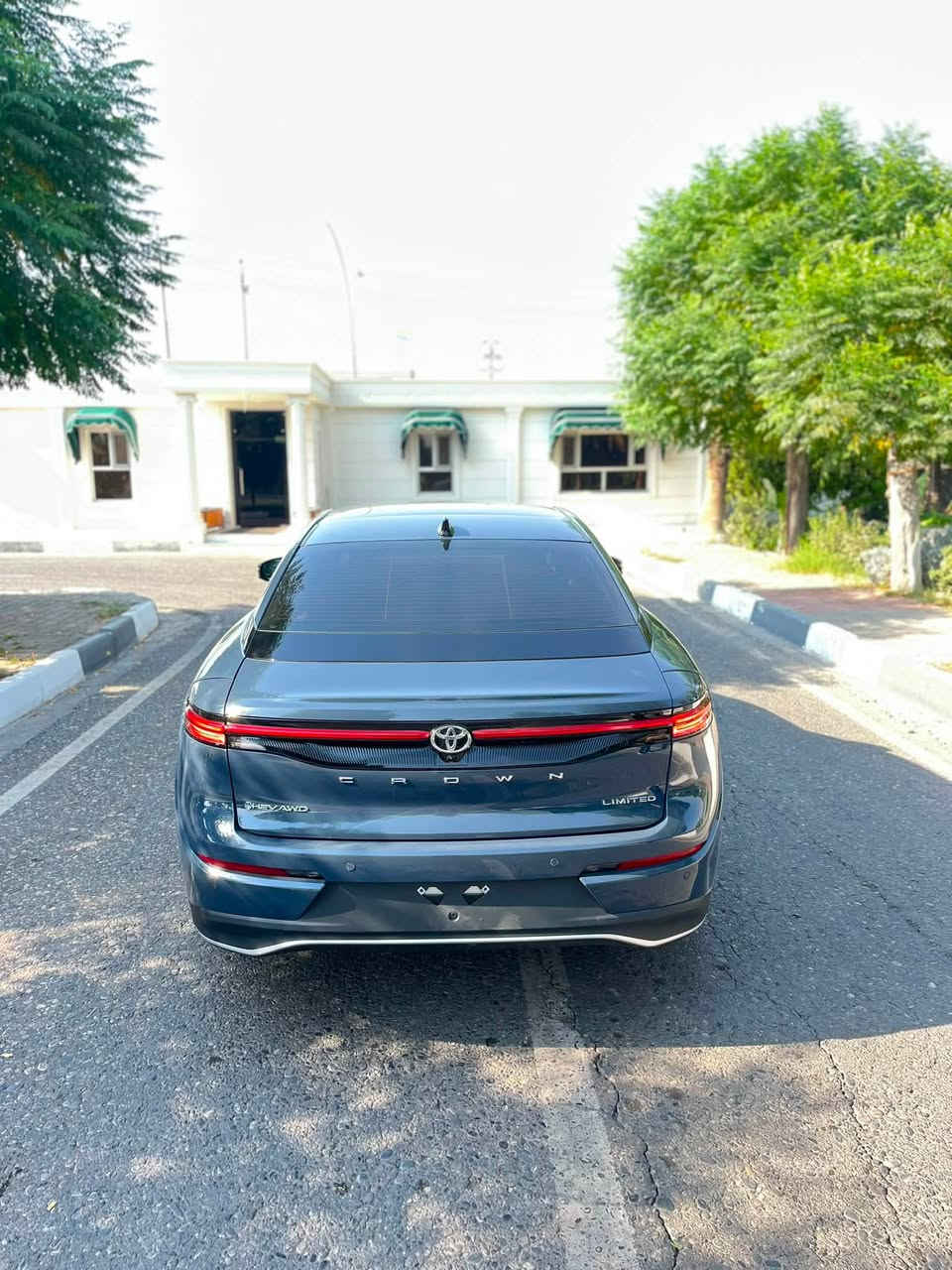 تويوتا كراون 2026 لون مميز سمنتي 🩶
موديل :2026 HEV هايبيرد🔋+بانزين 
مواصفات: Limited درجة1/1 AWD
داخل ابيض ملكي 👑 شاشه كبيره سماعات JBL 
كشنات كهربائي كشنات هيتر وتبريد رادار امامي وخلفي  عداد الكتروني ديجيتال 
مودات قياده : ECO/NORMAL/SPORT/CUSTOM
بريك كهربائي 
ماشيه: 30mi
حادث السياره 3قطع امامي بدون شاصي ودواخل ايرباك سستم شركه 
سياره بدون رقم تترقم شمالي شرط الرقم ابيع
سعر: 275ومجال
***********
***********

