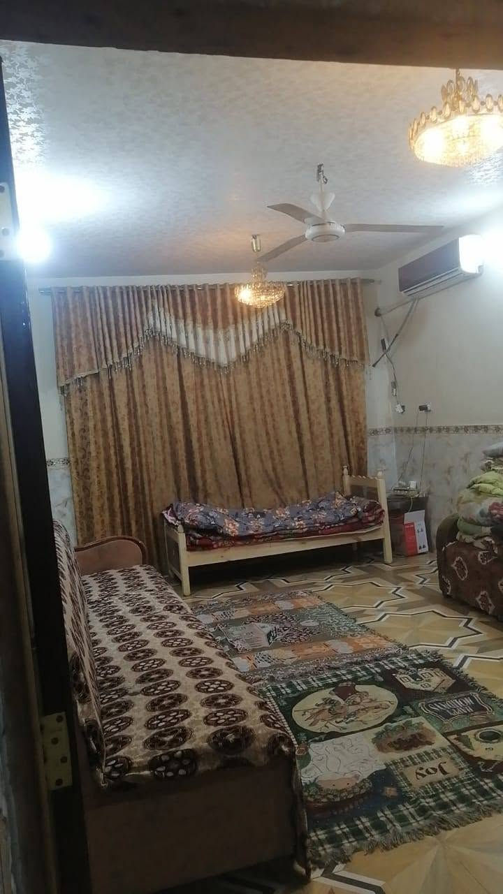 بيت للبيع طرمه واستقبال وصاله و ٢ غرف نوم ومطبخ كبير وطابق ثاني صالح وحمام و٢ سطح كبير 
في قطاع ١ الأولى 
مساحه ١٤٤ طابق ونص 
للاستفسار اتصل أو اوتساب 
 ***********
