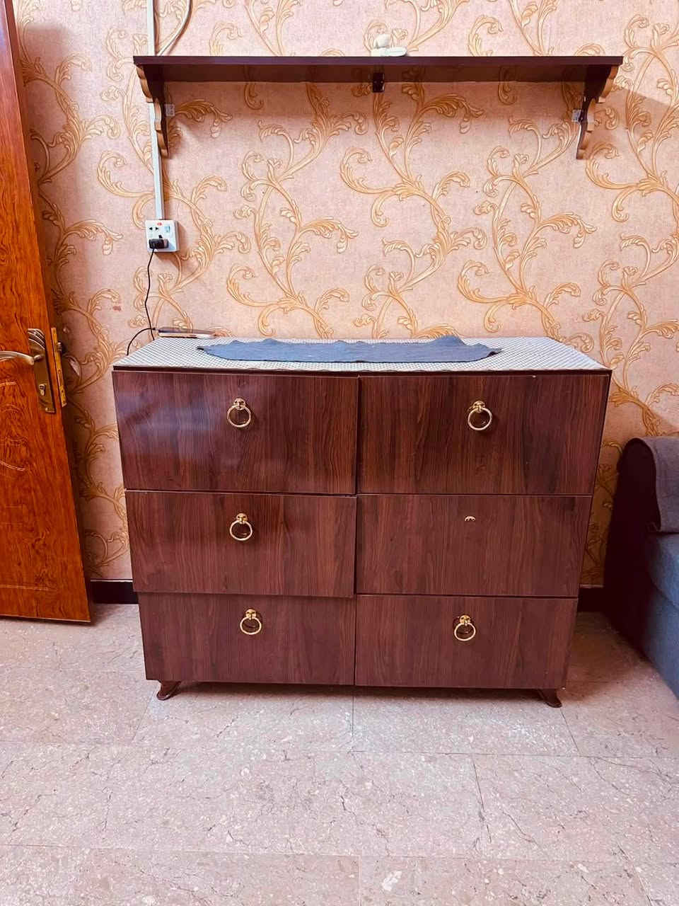 سلام عليكم للبيع ميز بلازمه  وكومدي ست مجار السعر١٧٥ وبي مجل بغداد الشعب هاتف ***********
