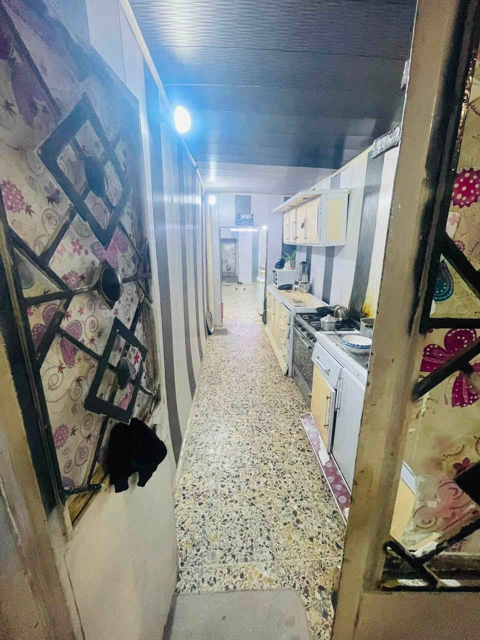 السلام عليكم اخوان عندي بيت البيع المساحه 150 متر طابقين وبي مشتمل معزول المكان الشعب قرب مستشفى الزهره الهلي السعر 170 وبيه مجال وهذه رقمي ***********
