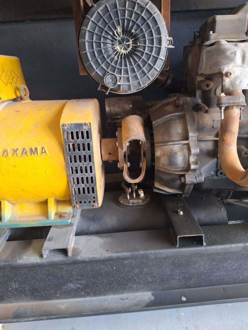 للبيع: مولدة محرك كيا 2700 (قدرة 30 KVA)من رخصة الأدمن والمشرفين،
المواصفات والتفاصيل:

​المحرك: كيا 2700 (Kia J2) ديزل 4 سلندر سحب طبيعي (Naturally Aspirated) معروف باقتصاديته العالية بتناول الوقود وسهولة وصيانة أجزائه وتوفر قطع غياره.

​القدرة: 30 KVA.

​رأس التوليد (المولد): MAXAMA (نظام سنكرونوس / فحمات سنكل فايز أو ثري فايز حسب الربط) يولد فولتية استقرارية ممتازة للأحمال.

​خزان الوقود: تانكي دفن محكم داخل الشاصي بالأسفل لتوفير المساحة وتسهيل التعبئة.

​الهيكل: شاصي حديد متين ومحمي.

​الحالة: شغال وجاهز للعمل،  والنظافة كما هي موضحة بالكامل في الصور المرفقة.

​معلومات التواصل:
​المكان: [ديالى/ بعقوبة حي المعلمين]

​السعر: [18ورقة] (قابل للتفاوض البسيط)

​رقم الهاتف: ***********

​التواصل: عبر الاتصال أو الواتساب / أو الرسائل الخاصة.
