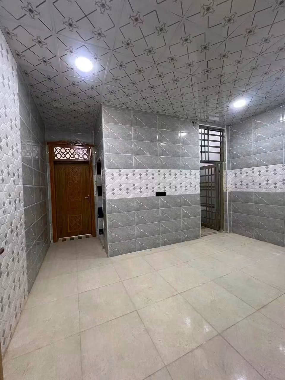 دار للبيع  100 م 🏡 (مكتب النور للعقار عمود262)
*********** وتساب *********** 
✅ مشمول بقرار التطويب 

بسعر /37/ مليون مع المجال/ 
موقع /نجف 🏡شارع الحولي مال المطار عمود 262

البناء 🏡 
غرفه/صاله/مطبخ /ستقبال صحيات/مكشوفه
بناء مرتب/ اساس + سقف كونكريت + طابوك

ألخدمات 🏡 ماء/كهرباء/مدارس/سوق/تبليط/لحد الباب

نص مكتوب في الصور:
- الدار للبيع للاستفسار