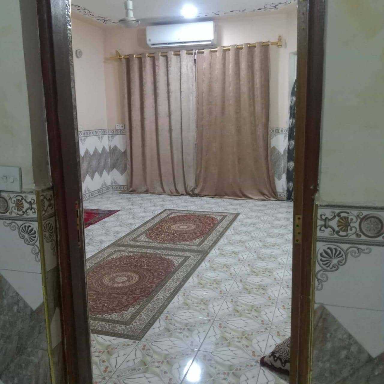 بيت للبيع طابو طابق واحد المساحة 150متر نضيف المكان بحي الزهراء قرب جامع اهل البيت  
استقبال وصالة وغرف نوم عدد 2 حمام داخلي ضمن وحدة من الغرف وصحيات خارجية تهويات ممرت اثنين المكان ديوانية وافق ادمن رجاء او الاتصال *********** ديوانية, القادسية
