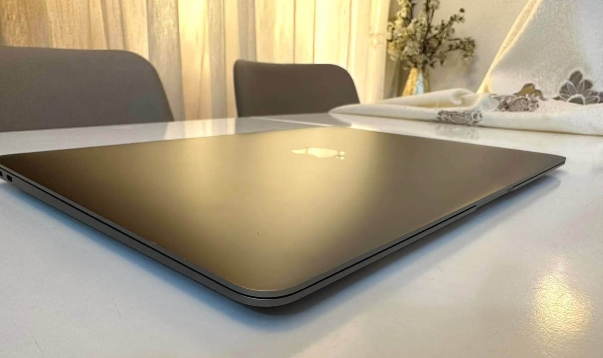MacBook AIR "13" (2019)
Process : Core i5

Ram : 8 GB 2133MHz

Hard : 128 GB Flash storage SSD

Graphic: Intel UHD Graphics 617

Version: Late 2019

Screen: Retina screen 

Features: Touch ID

Ports : 2 port type-C

Keyboards: Arabic

Color: space gray 

Battery: 262 cycle count

 + HUB + leather bag

السعر ٦٥٠ الف وبيها مجال

*********** واتساب واتصل

نص مكتوب في الصور:
- MacBook Air Processor 1.6 GHz Dual-Core Intel Core i5 Graphics Intel UHD Graphics 617 1536 MB Memory 8 GB 2133 MHz LPDDR3 Serial number FVFZCCM9LYWG macOS Ventura 13.5.1 More Info... Regulatory Certification TM and (C) 1983-2023 Apple Inc. All Rights Reserved.