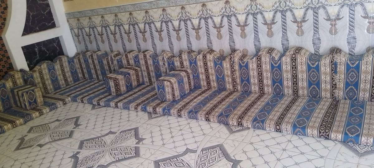 للبيع تخم جلسه عربيه طول 6 متر سفنج مظغوط الاصلي جديد مستخدم قليل النصر حي الامام الرضا 
***********
