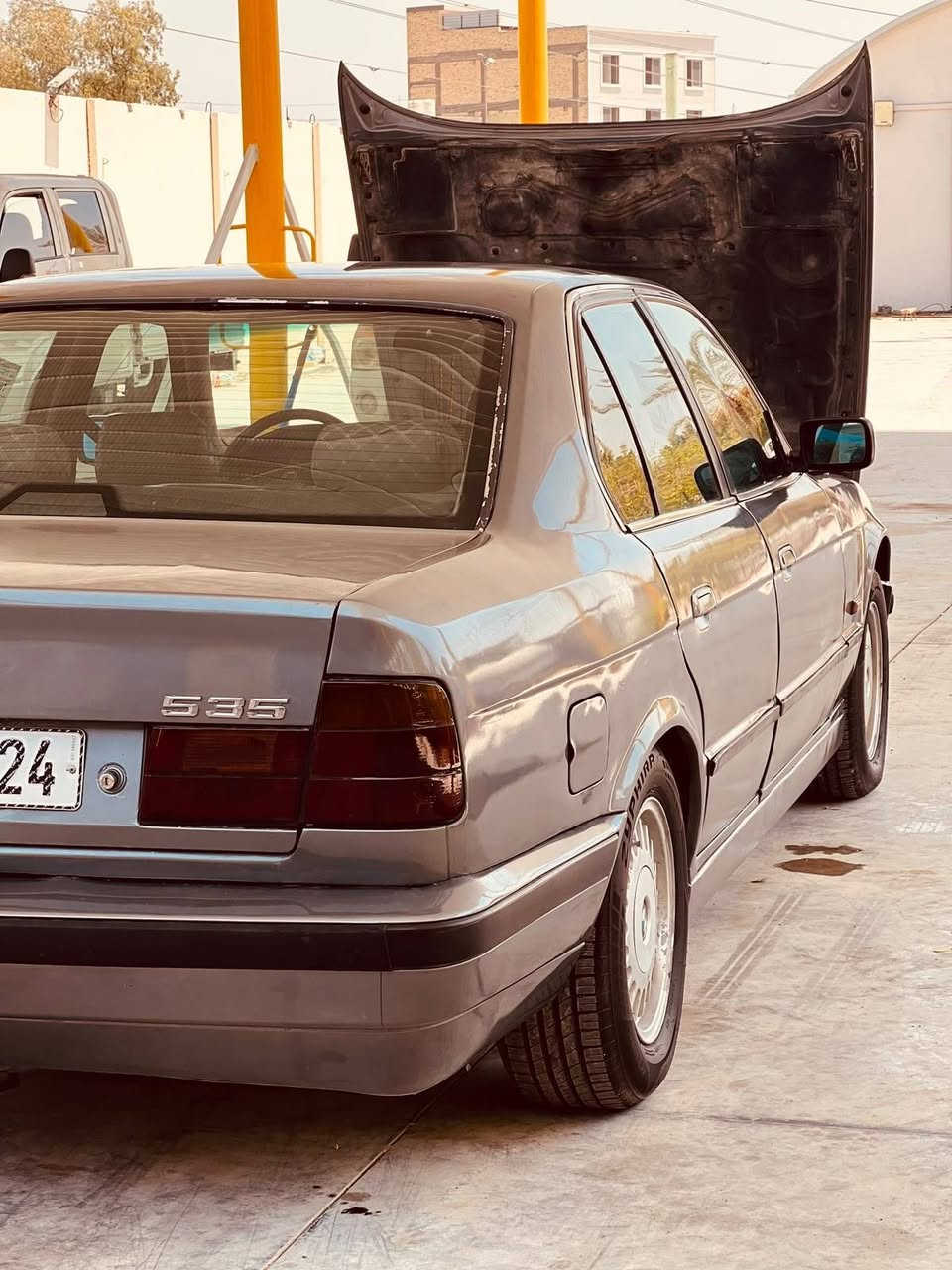 سلام عليكم اخوان عندي سياره نوع 
BMW/E34/535i 

موديل 1991
محرك وكير بحاله جيده جدآ 6سلندر 3.500
مكفوله من الضربه مصبوغه عام بسبب الجراد 
وارد ياباني 
كير اوتو 
دركه ايرباك 
جام كهرباء 

تخم تاير جديد
كهربائيات كامله 
تبريد شغال 
سياره رقم دولي جديد هزه جديده 
رقم انبار مشروع وطني 
السياره باسمي 
موقع السياره كربلاء 
رقم تلفون ***********
متواجد عل فيس بوك 
السياره بيع او مراوس حسب القناعه 
السعر (50) وقابل للتفاوض
