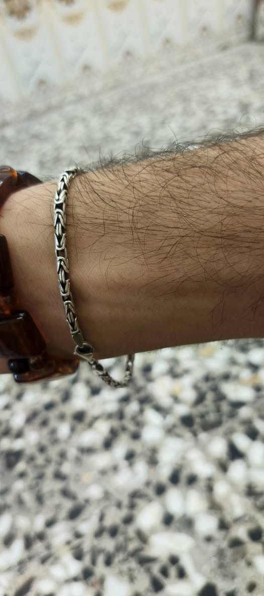 سلام عليكم سوارات ثنين فرعوني وزنهن ٢٣ونص غرام قفلهن ٧٠مكاني بغداد ام الكبر والغزلان ***********
