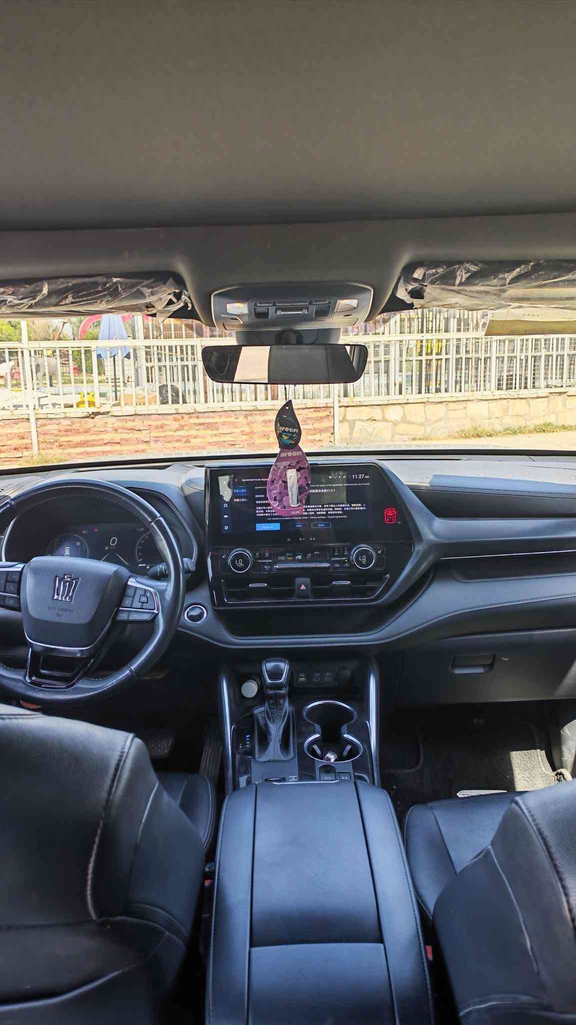 والتأكيد على أن السيارة مكفولة بدون حادث:
👑 تويوتا كراون كلوجر 2023 - Toyota Crown Kluger Hybrid 👑
سيارة عائلية فخمة ومتميزة باقتصادية عالية جداً بالوقود بحالة ممتازة!
الاعتمادية وقلة الأعطال: كأي سيارة من تويوتا، تتميز بقوة التحمل، توفر قطع الغيار، وسهولة الصيانة، بالإضافة إلى الاحتفاظ بقيمتها عند اعادة البيع.
✨ حالة السيارة: مكفولة بدون حادث (بدون صبغ) 🛡️ 🔹 سنة الصنع: 2023 🔹 المسافة المقطوعة (المشي): 48,000 كم 🔹 المحرك: 2.5 لتر هجين (Hybrid) - أداء قوي واقتصاد ممتاز بالبنزين 🔹 نظام الدفع: دفع رباعي ذكي (E-Four) 🔹 الداخلية: جلد أسود فاخر بحالة ممتازة جداً 🔹 السعة: 3 صفوف مقاعد (7 راكب)
الاعتمادية وقلة الأعطال: كأي سيارة من تويوتا، تتميز بقوة التحمل، توفر قطع الغيار، وسهولة الصيانة، بالإضافة إلى الاحتفاظ بقيمتها عند اعادة البيع.
✨ أبرز المواصفات والرفاهية: ▪️ شاشة عدادات رقمية بالكامل 12.3 إنش ▪️ شاشة لمس وسطية كبيرة تدعم Apple CarPlay و Android Auto ▪️ سقف بانورامي عريض ▪️ تكييف أوتوماتيكي ثلاثي المناطق (تحكم مستقل) ▪️ كاميرات رؤية محيطية 360 درجة مع حساسات ركن كاملة ▪️ حزمة أمان متكاملة (رادار أمامي، تحديد مسار، مثبت سرعة متكيف) ▪️ جنوط ألومنيوم رياضية مقاس 20 إنش ▪️ إضاءة LED أمامية وخلفية بالكامل
استهلاك الوقود ومدى التفويلة:
​تعتمد أرقام الاستهلاك على محرك الهجين (2.5L Hybrid) وهو الشائع والمفضل في هذه الفئة:
​معدل استهلاك الوقود: تقطع السيارة حوالي 18 إلى 20 كيلومتر لكل لتر واحد (18 - 20 كم/لتر)، وهو استهلاك ممتاز جداً بالنسبة لسيارة دفع رباعي بهذا الحجم.
​سعة خزان الوقود (التفويلة): تتسع التفويلة تقريباً لـ 65 لتر.
​المسافة التي تقطعها التفويلة الكاملة: عند تفويل الخزان بالكامل، تمشيك السيارة مسافة تتراوح بين 1,000 إلى 1,200 كيلومتر (حسب طبيعة القيادة بين داخل المدينة والخطوط السريعة، واستخدام التكييف).
📍 الموقع: الموصل
💰 السعر: 385 ورقة ($38,500)
📞 للتواصل والاستفسار: •
آسيا سيل: ***********
 • كورك: ***********

