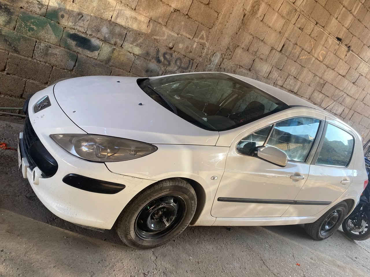 سلام وعليكم للبيع بيجو 307موديل2006 قطعتين صبغ الباقي بلادي  وسعر57.      بغداد/الدوره/الرقمي/***********بي واتساب

نص مكتوب في الصور:
- 1