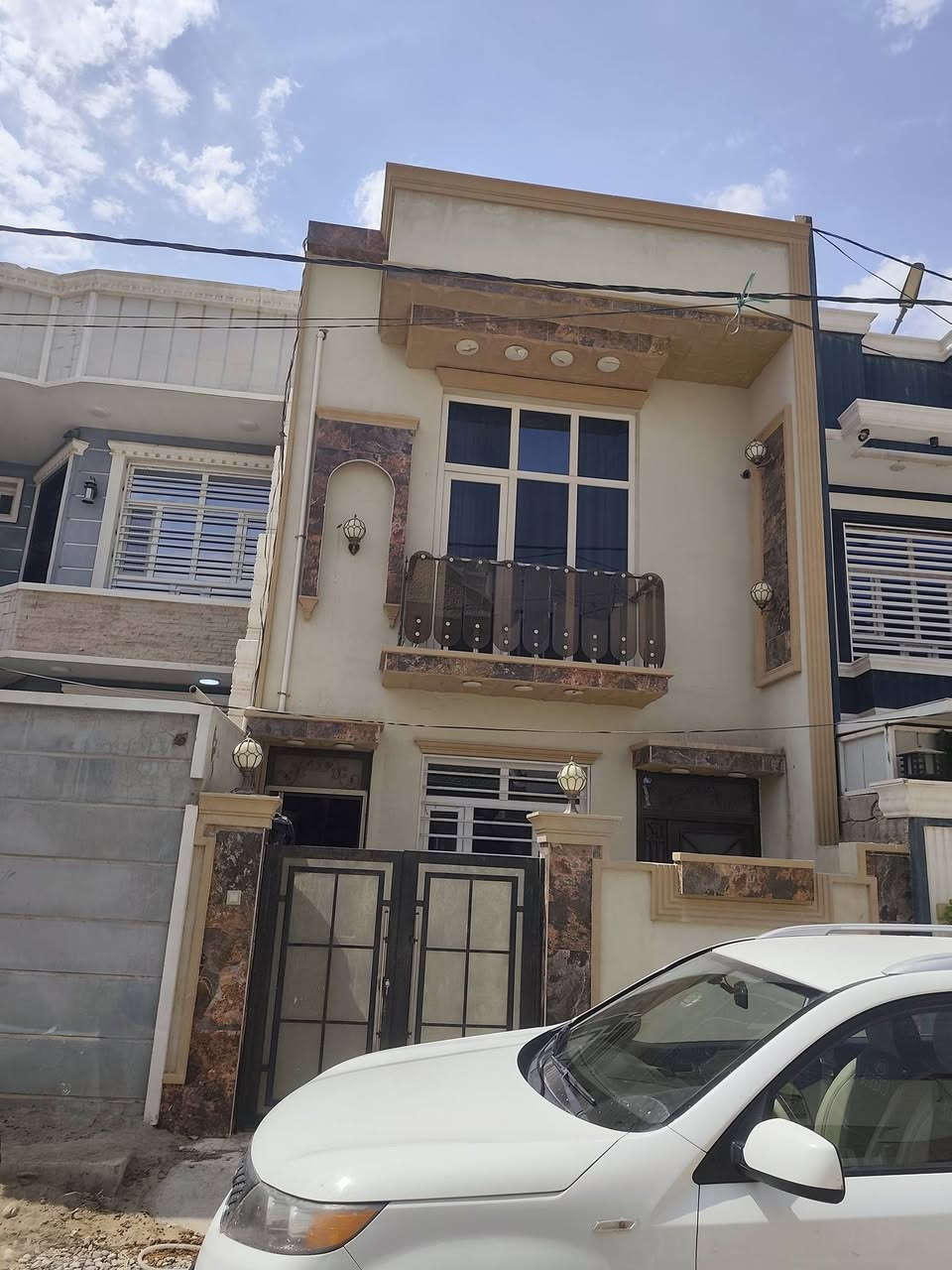 🏠 بيت للايجار - بعقوبة /(اليرموك الاولى) -كاطون الرحمة

بيت جديد ونظيف وجاهز للسكن الفوري
المساحة 100 متر (عرض 5 متر)
مجاور متنزه الرحمة وقرب مسجد أنوار الكعبة

التقسيم:
الطابق الارضي: استقبال + مطبخ + صالة + غرفة نوم + صحيات مشتركة
الطابق الاول: غرفتين نوم + صحيات

المواصفات:
✔ مضخة ماء (ماطور مي)
✔ سخان
✔ خزان ماء عدد 2
✔ خط مولد المنطقة
✔ خط انترنت ضوئي

العنوان: ديالى - بعقوبة - كاطون الرحمة(اليرموك الاولى) - مجاور متنزه الرحمة - قرب مسجد أنوار الكعبة - ثاني شارع على اليمين - ثالث بيت على اليمين

سعر الايجار: 400 ألف دينار شهرياً
الماء والكهرباء على المؤجر
يؤجر لعائلة صغيرة فقط

للاستفسار: ***********
