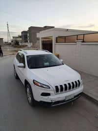 جيب بزون 2016 سته سلندر ماشية 96 ألف حادثها قبق جنطة وجاملغ امامي مبدل...