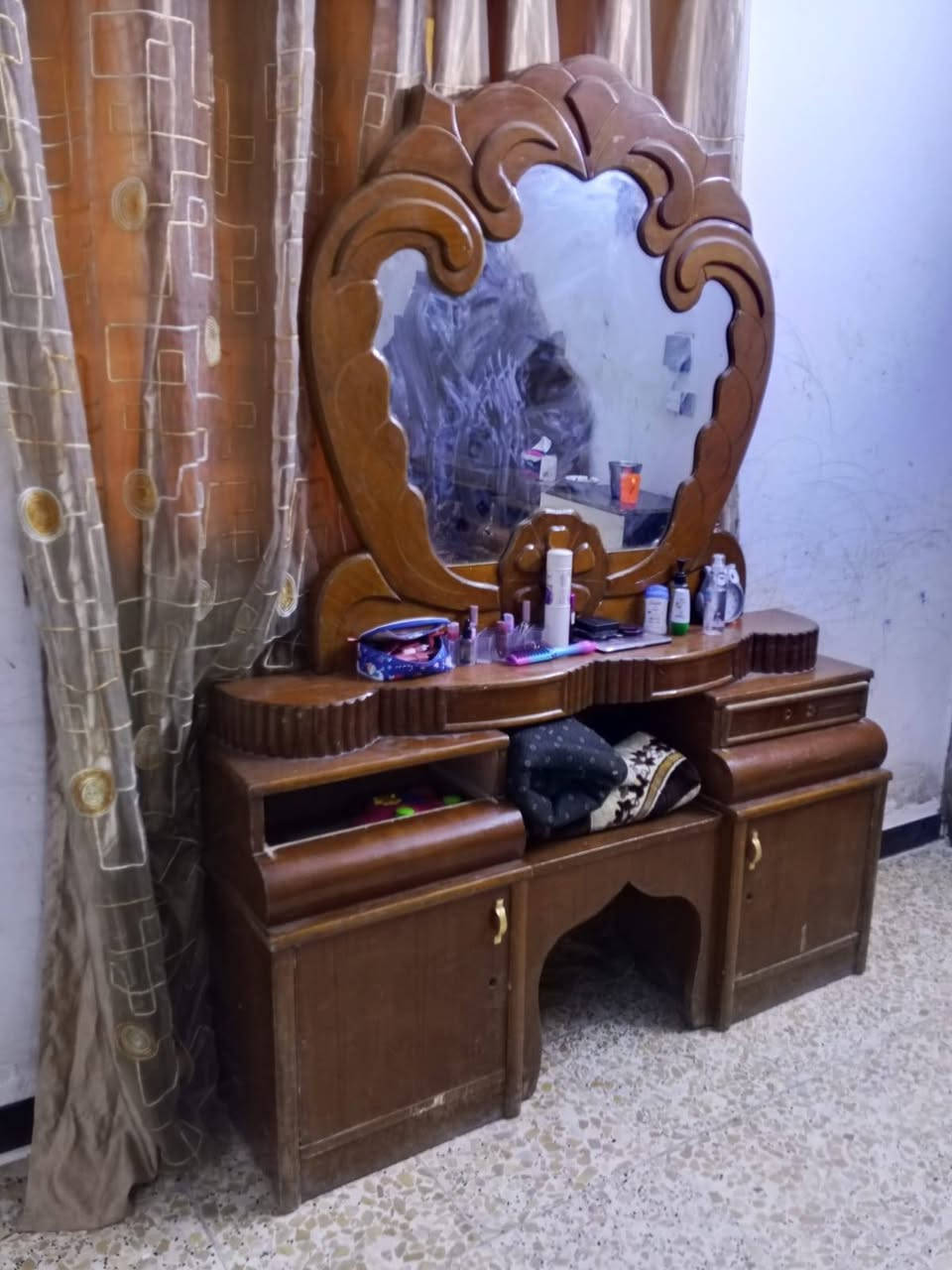 السلام عليكم ميز تواليت وزاويه وتاج جربايه منه وبي كومديات وصوميه يعني غرفه عوزه كنتور عنواني الدوره مستعجل على بيعتهن ***********
