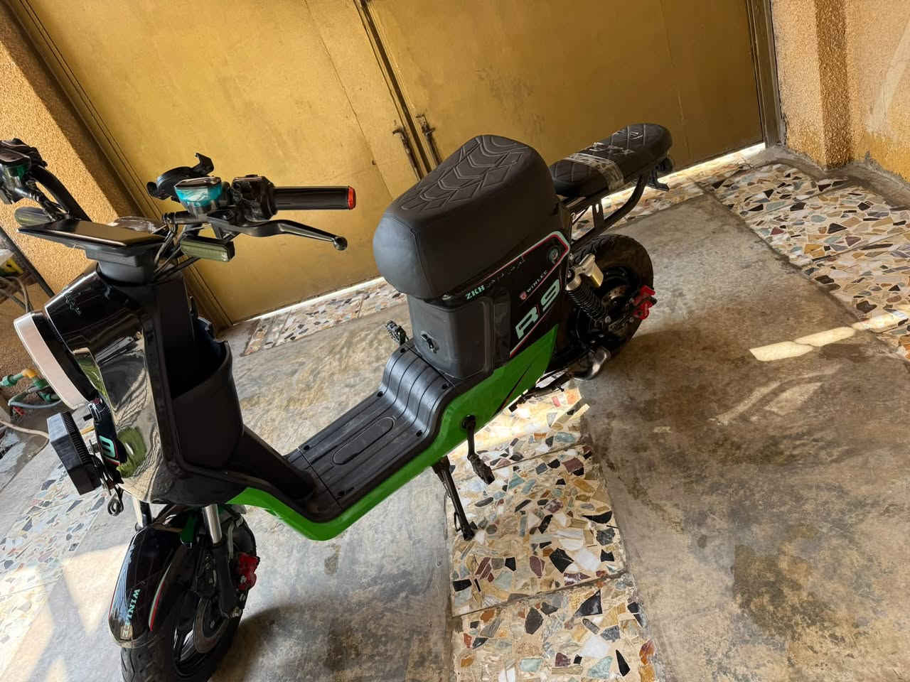 🚚 دراجة شحن نوع R9 للبيع
✨ دراجة جديدة ونظيفة
🔋 تحتوي على 5 بطاريات كبار فقط
⚠️ ملاحظات: الجامِلَغ الخلفي والمراية اليسرى مكسورين
💰 السعر: 325 ألف دينار فقط
📍 العنوان: بغداد – الأمين الثانية
📞 للاستفسار: ***********
