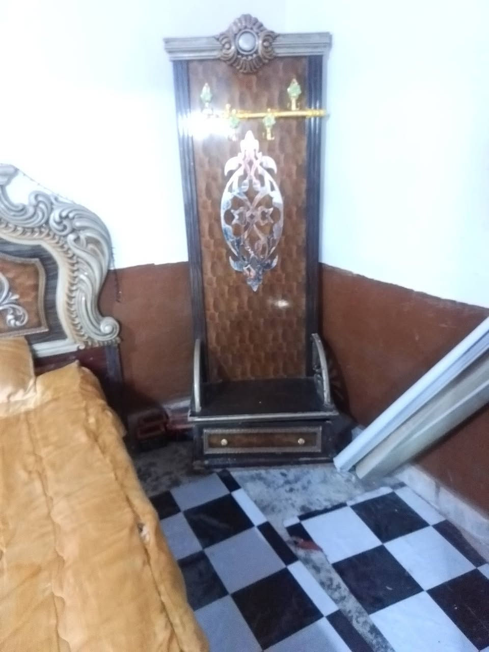 السلام عليكم موجود فرقه خشاب للبيع المكان في القائم حي غزه للتواصل عليه القمر التالي***********
