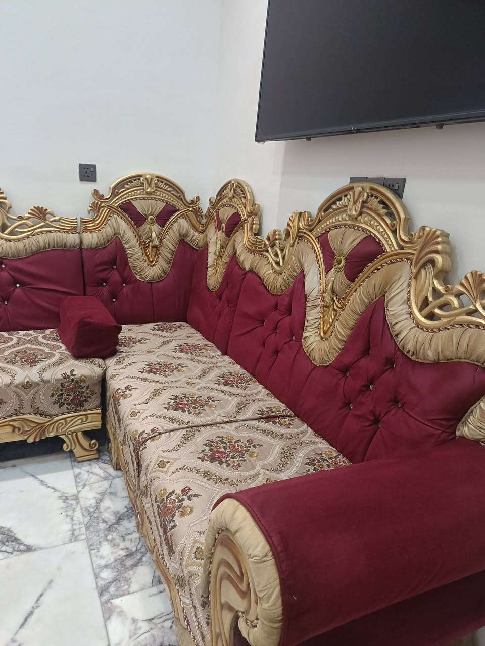 تخم ديوان 18 مقعد بحاله جيده السعر 400,000
بغداد ***********
