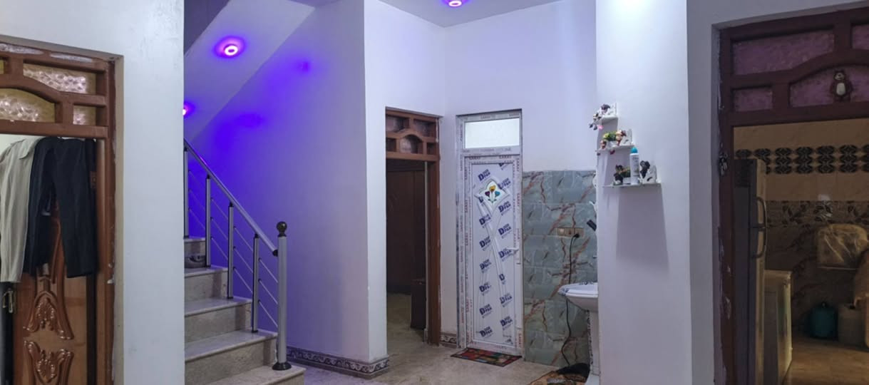 مساحه 200بناء صاله سبع سنوات بيت نضيف كلش استقبال ثنين وصاله وحمام خارجي وداخلي مطبخ وغرفتين ارضيها كلها مرمر سعر 340وبيه مجال مستعجل علئ بيع  موقع موحيه قرب صيدليه جبل رقم الهاتف  *********** بي وتساب
