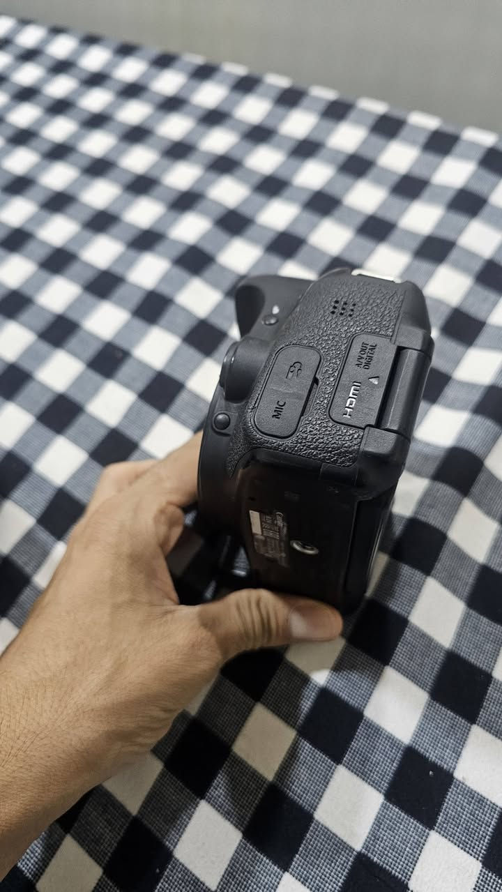 كامرا كانون 750d
عدسة رياضية 70-200
ملحقات كامله
جنطه 
بطاريات 2
شاحنه اصليه 
رام 
مكاني البصرة *********** راسلني وتدلل
