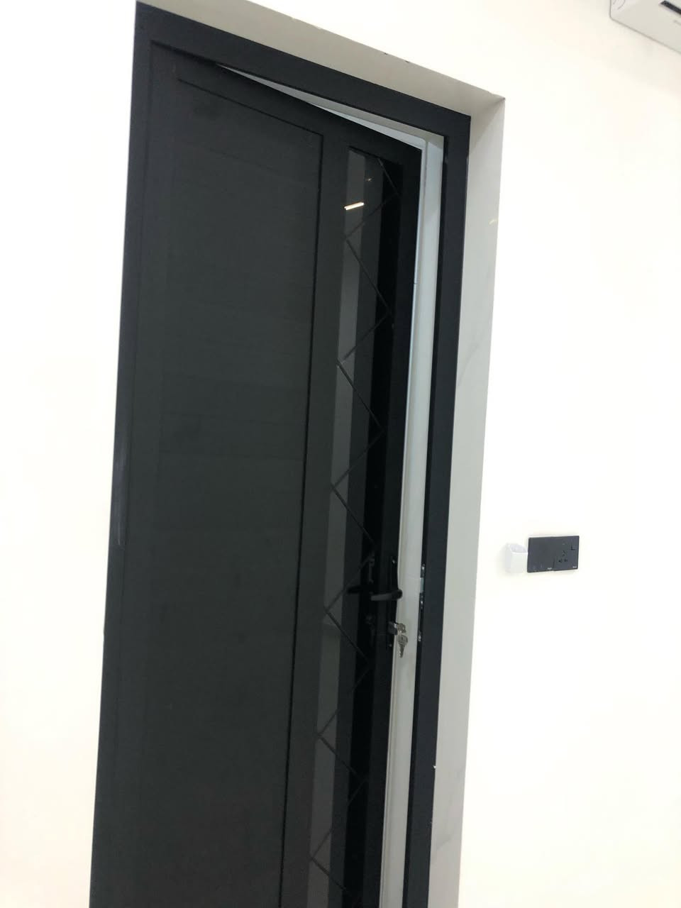 سلام عليكم شركه الجوهره لتنظيف المنازل يتوفر كادر متخصص في تنظيف وتعزيل  اسعارنه مناسبه الحجز ولستفسار يرجا مراسله واتساب الهاتف ***********
