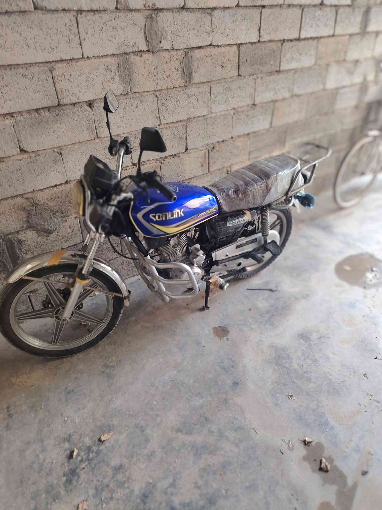 دراجه للبيع دراجه سيفان موديل 22 دراجه نضافه فول كل لكهربائيات شغاله محرك نعومه فول وكير فول دراجه كلهة تفحص ياله تاخذ اوراق مابيهة بس اكفلك سرقه السعر 550 وبيهة مجال حك لجيه  المكان الكرمه رقم ***********
