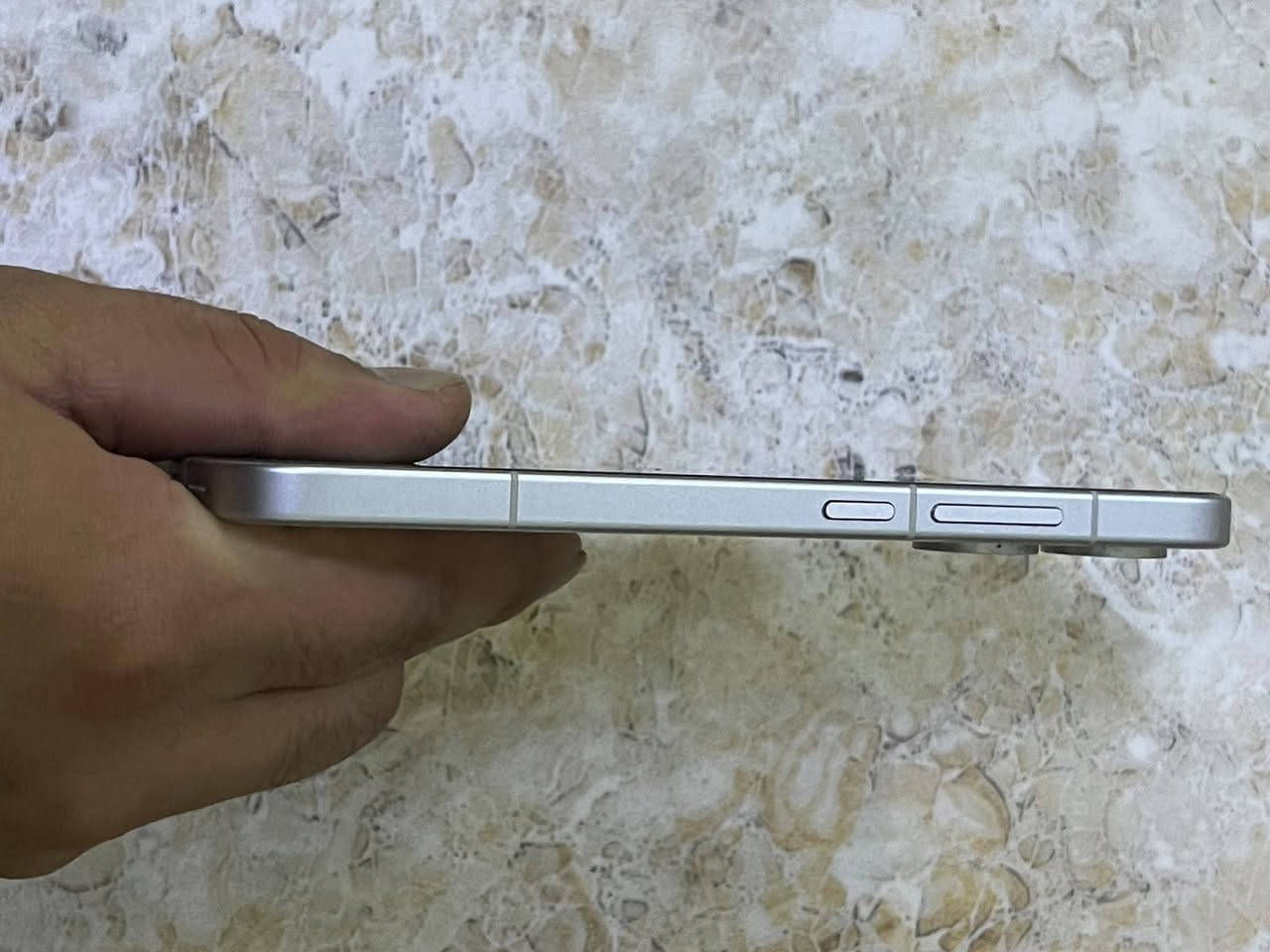 جهاز بوكو X8 pro
سعة التخزين: 512
الذاكرة العشوائية (RAM): 12 جيجابايت
المعالج: MediaTek Dimensity 8500-Ultra
الشاشة: AMOLED بحجم 6.59 إنش وبدقة 1.5K (2756 × 1268 بكسل).
معدل التحديث والسطوع: 120Hz لسلاسة التصفح والألعاب، مع سطوع أقصى يصل إلى 3500 شمعة لرؤية واضحة تحت الشمس المباشرة
تقنيات الشاشة: دعم Dolby Vision وHDR10+ وتعتيم PWM بتردد 3840Hz لحماية العين، بالإضافة لطبقة حماية Gorilla Glass 7i.
المقاومة: دعم معايير مقاومة الماء والغبار IP68 وIP69K. 
البطارية: بسعة ضخمة 6500 مللي أمبير
الشحن: شحن سريع قدرة 100 واط (يصل إلى 100% خلال 48 دقيقة تقريبًا)،
النظام: واجهة Xiaomi HyperOS المبنية على Android 16.
الصوت: سماعات ستيريو تدعم تقنية Dolby Atmos. 

جهاز بعده جديد و بضمان مالته و صل شراء موجود  

عنواني: بغداد الشعله 
رقمي: ***********
السعر: 525 الف قفل
