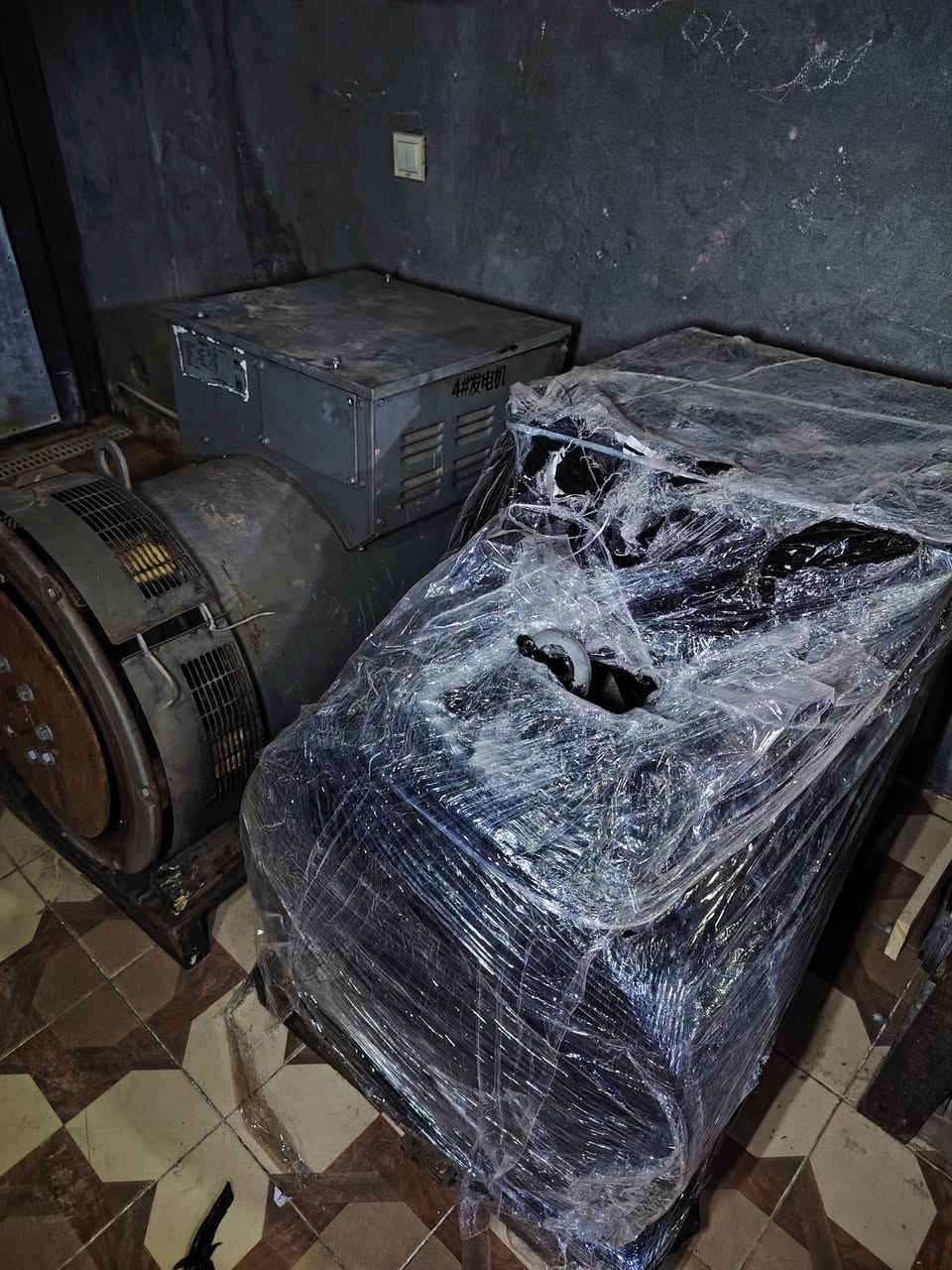 السلام عليكم  متوفر 
تم وصول وجبه روس توليد اوربي
(لوري سومر 320kva)
النضافه 100٪
 العنوان بابل حله
***********
