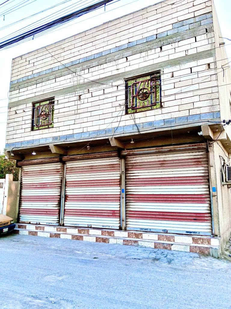 ✨أعلان بناية تجارية ركن للبيع بسعر مناسب✨
بناية بمساحة 100 متر مربع ركن  زراعي 👇
في ابي الخصيب ، حمدان ، كوت الصلحي ، خلف مدرسة الشهيد كنعان سالم العاشور  / رفح سابقاً
___________________
الطابق الارضي
يحتوي على محلات عدد 2
اسواق 7 * 6  
صالون حلاقة 3 * 6 
گراج  4 * 10
صحيات
____________________
اما البيت طابق اول
فوق المحلات بمساحة 100 متر
يحتوي على 
استقبال بمساحة  4 *6
موزع 3 متر
غرف عدد 2
اول غرفه بمساحة       4  *  5
ثاني غرفة  بمساحة. 3.5  *  5
وكذلك صحيات 2 متر مربع شرقي + غربي
مطبخ 3 *3.5
_________________
الطابق الثاني
بيتونه كبيره
سطح ، ستارة عاليه
_____________
السعر 95 
هاتف   ***********
