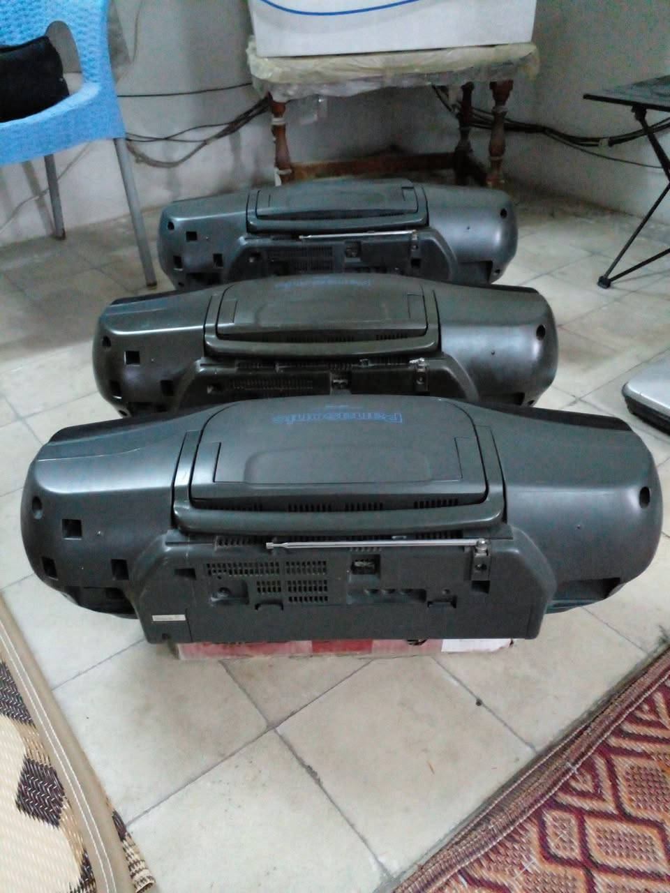 Panasonic RXDT 75
جهازين يشتغل فقط راديو والجهاز الثالث يشتغل راديو  وCD    مع ريموت كهرباء   220 فولت المكان بغداد شارع فلسطين
