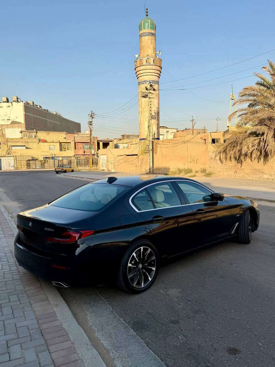 BMW530e
موديل 2022 
هايبرد بلكن هايبرد 
 اللون اسود
وارد امريكي بدون ايرباك قطعتين صبغ 

مواصفات:
محرك ٢٠٠٠ توربو
٣ وضعيات قياده (سبورت- هايبرد -كهرباء)
داخل اوف وايت 
ماوس تحكم
فتحة سقف
جنطه كهرباء
حساسات امامي خلفي
رادار استشعار المركبات من الامام
تدفئة كراسي
تحديد مسار
شفتات ستيرن
مري كهرباء 
كراسي جلد وكهرباء
ميموري خزن وضع سائق
مسويلها صيانة عامه (سيرفس كامل )
ومسويلها حمام وبولش
سياره مابيهه نقص صفر مسج
رقم جديد هزه جديدة 
السيارة كاملة والكمال لله 
ماشيه 56 الف مايل 
سعر ٢٩٠ وبيها مجال بسيط 
مكانها  الاعظمية
تواصل ***********
