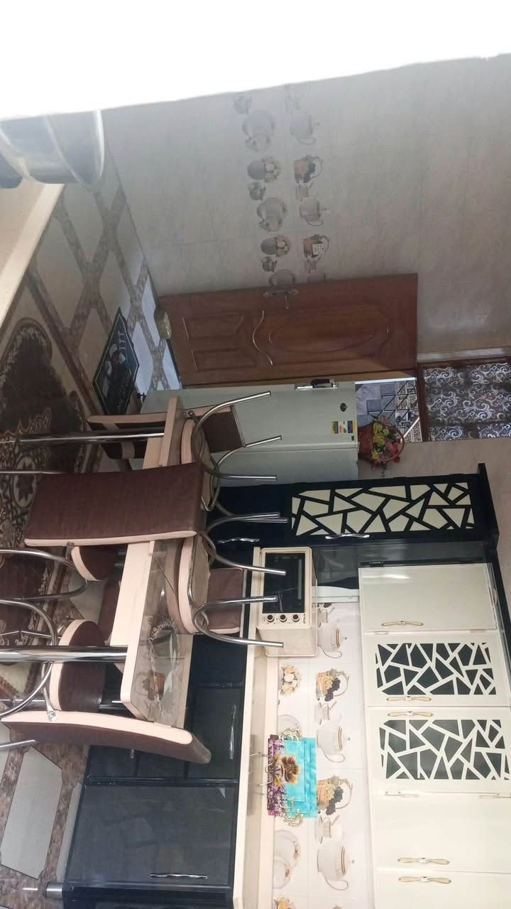 السلام عليكم بيت للبيع مساحه 200متره  بناء جديد 2022 استقبال -غرفتين -هول -صحيات -مطبخ متوفر كافه الخدمات ماء كهرباء مجاري المكان حله نادر الثانيه كراغول   للاستفسار اتصال على رقم ‭***********‬
