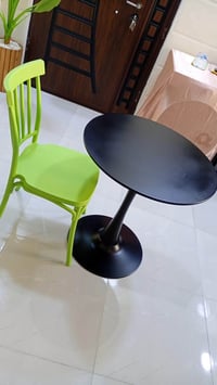 ميز مشتري 80 الف نظيف حيل  وكرسي جان كراسي اثنين بس انكسر ضل واحد  اري...
