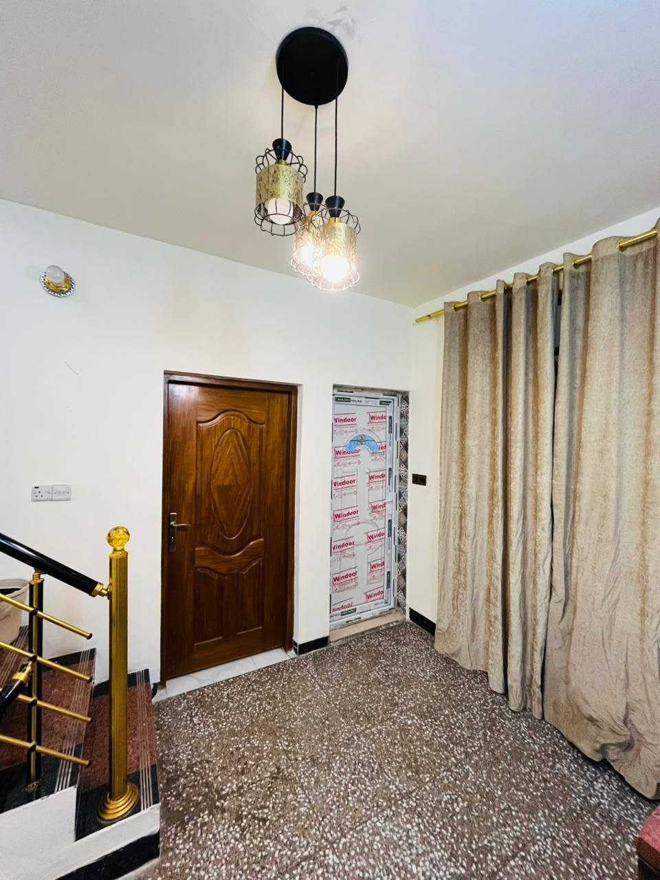 السلام عليكم
يتوفر بيت للبيع
100م جبهة 6.75 نزال 15
طابقين يحتوي على 3 غرف نوم + استقبال أو مطبخ
صحياة عدد 2 مناور عدد2 المربع الأول قرب الأقواس أو مدخل شارع 30
للاستفسار أكثر مراسلة الصفحة أو الاتصال 
***********
***********
