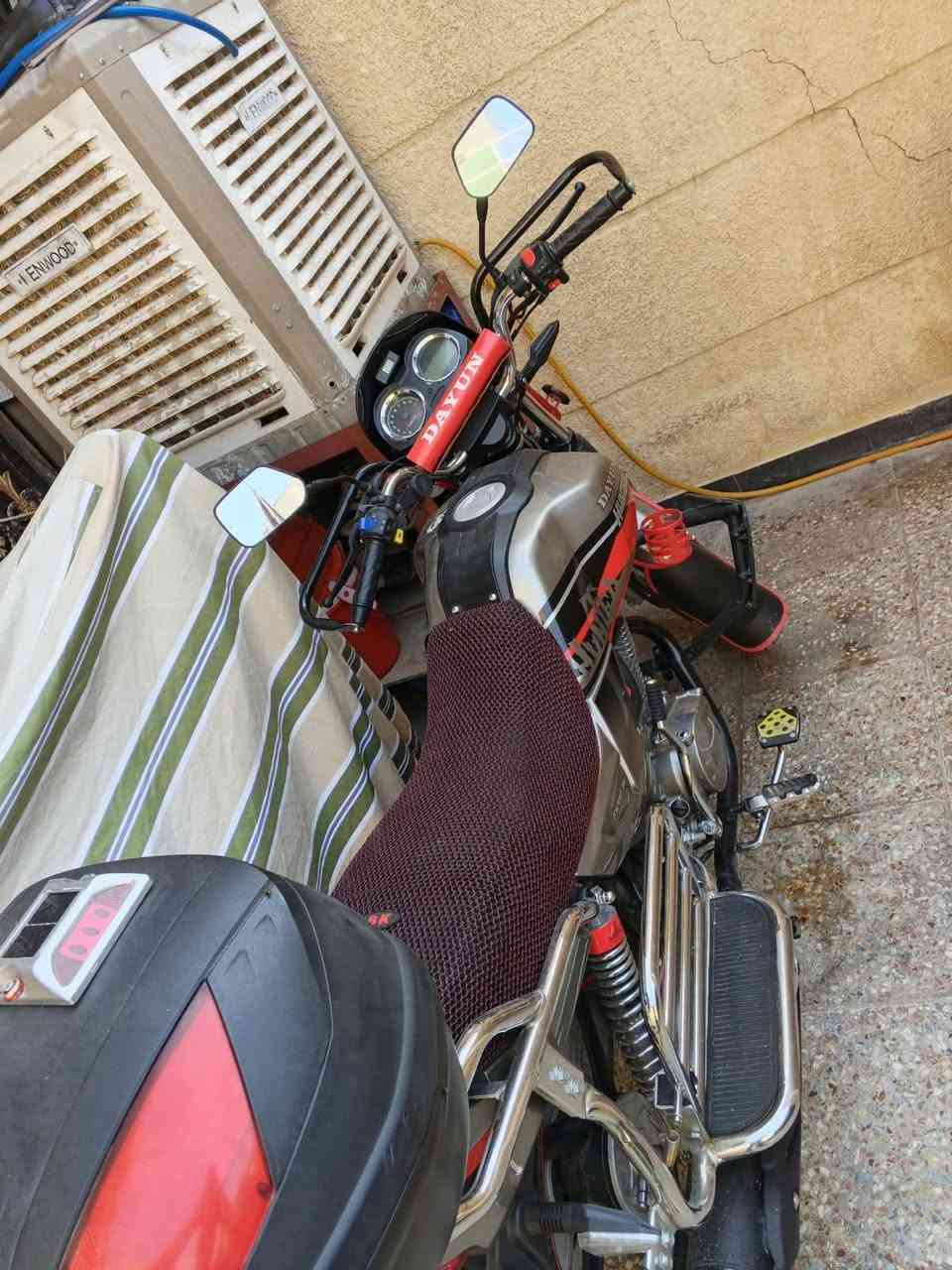 ديوان هانتر • ٢٠٠ • ٢٠٢٥