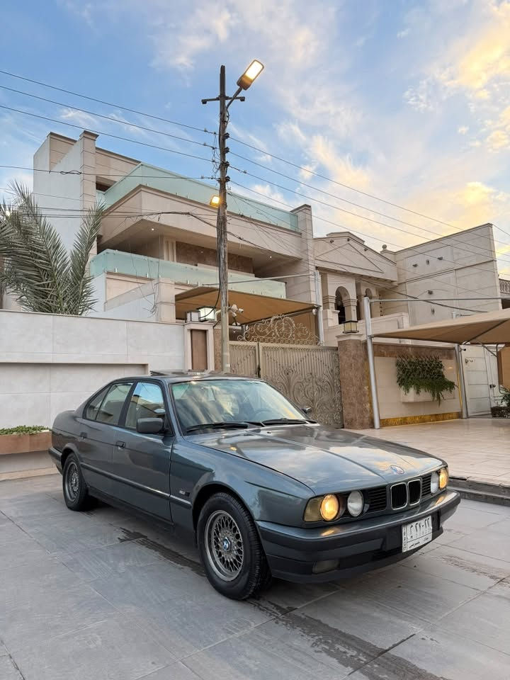 525 اصل مفتوح 
موديل 1991اصل 
فول فتحه 
سياره جاهزه وجديده ومابيه اي نقص 
تبريد شغال 
معمره جديد فقط مكفوله من ضربه 
مكان سياره بغداد سيديه 
سعر 59 قفل 
***********
