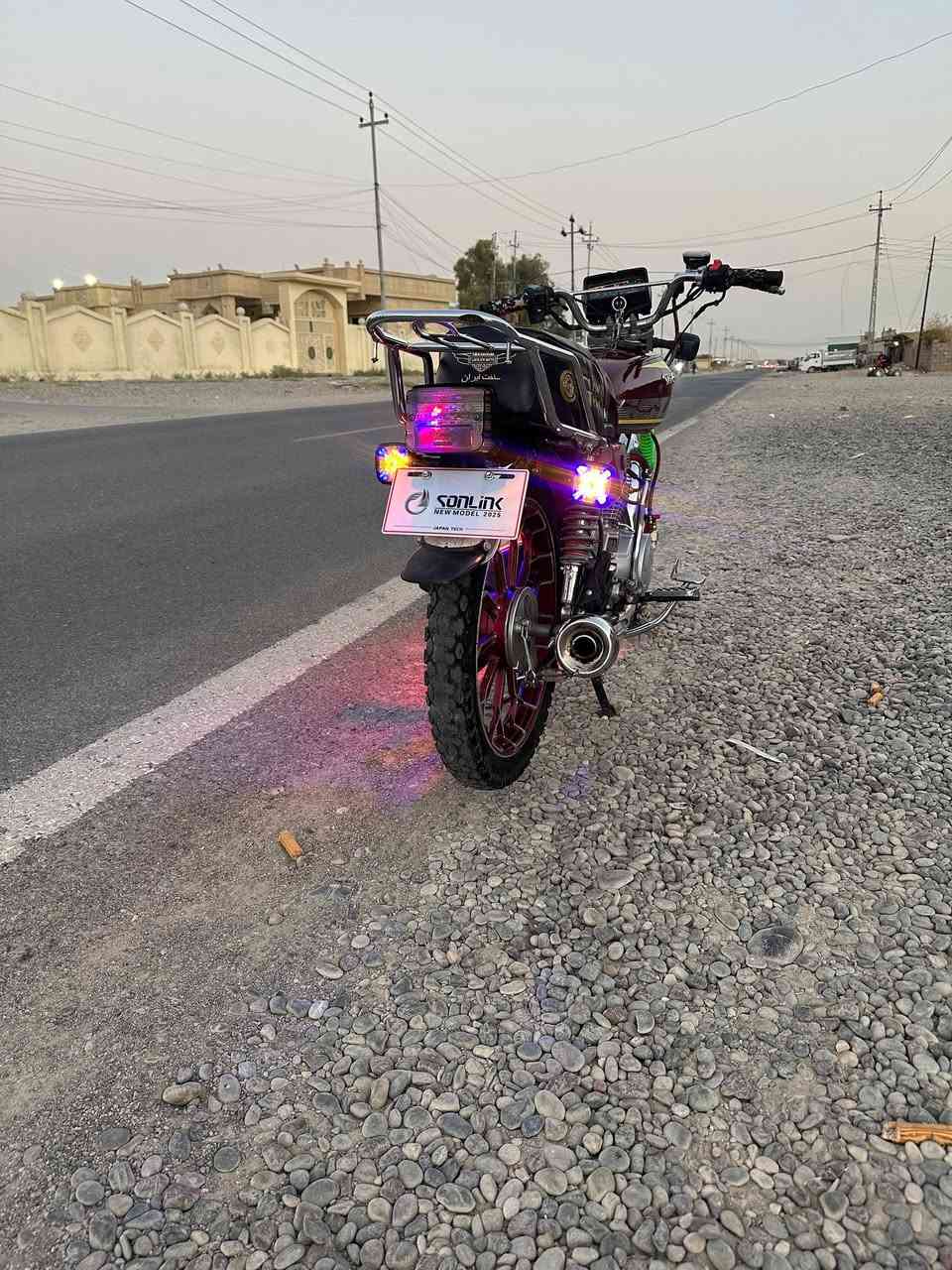 السلام عليكم 
دراجه سولنك موديل 24 
كلشي شقال 
محرك 200شرط دمعه ونشاط نار 
دراجه بس عايزه الباتري يشحن حته يشتقل السلف 
الباقي مكفول مكاني القياره قريه الحاج علي السعر 650وبي مجال 
***********
