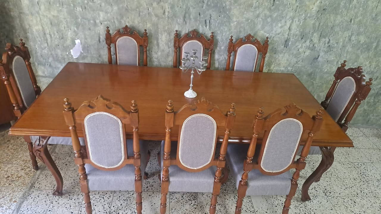 ميز طعام ملكي  ٨ كراسي خشب صاج عراقي بورمي نظيف جدا نقش يدوي الاتصال ***********
