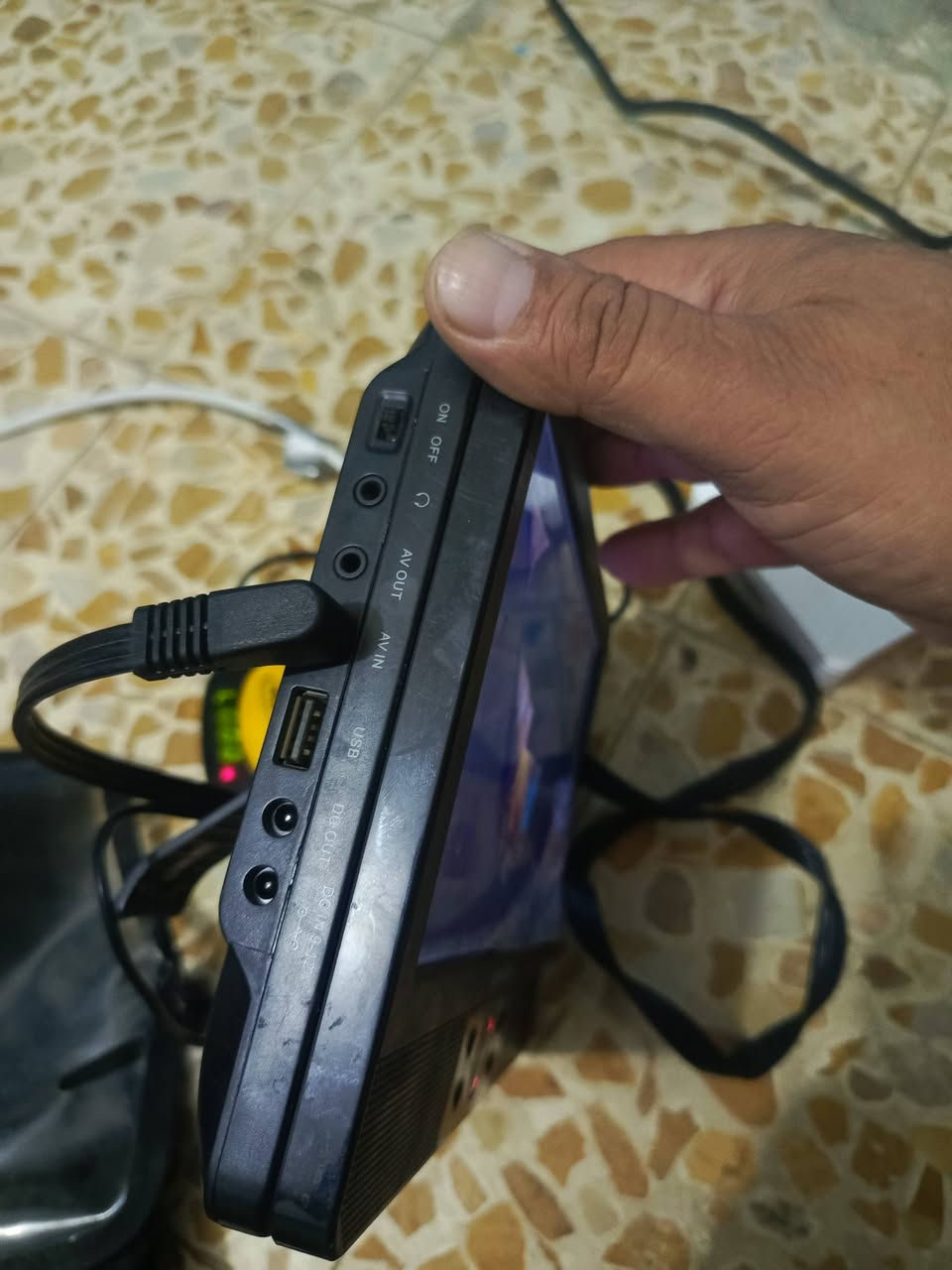 شاشه حجم 10انج شحن+قرص سيدي 
منفذ اسدي وليس اجدي السعر 40الف قفل 
*********** 
شاشه شحن ساعة كامله تبقى 
كيبل اسدي+شاحنة
