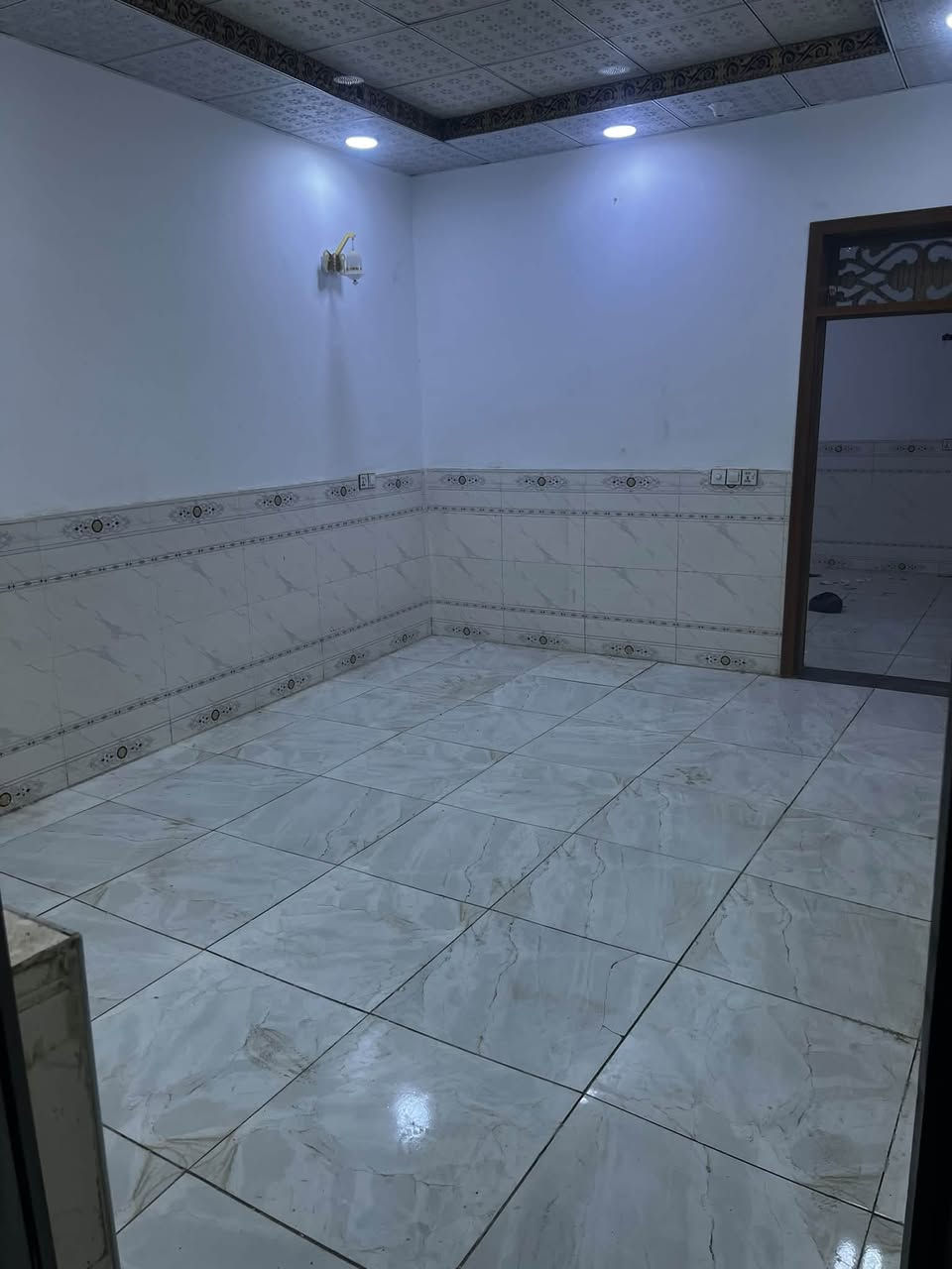 دار للايجار
دار للايجار مقابيل قرية الغدير قرب شارع الصب 
مساحة ١٠٠م جاهز للسكن كامل الخدمات ماء كهرباء خط مولد شارع تبليط  الايجار ٢٥٠ بدون دلاليه اني صاحب الدار الايجار ٣ اشهر لكدام تدفع ٧٥٠ وتسكن بالبيت  ***********

