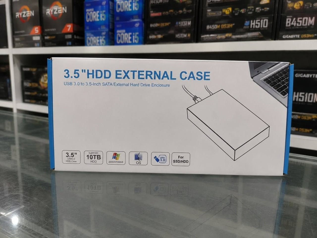 🗄️ راك هارد خارجي RUIJING 3.5" HDD External Case (USB 3.0) – تحويل هارد المكتبي أو الـ SSD إلى هارد خارجي بكل سهولة!
🚀 المميزات والمواصفات التفصيلية الشاملة:

🔹 دعم سعات ضخمة تصل حتى 10TB: يدعم تشغيل هاردات الحجم الكبير للمكتبية (3.5 بوصة) وكذلك هاردات اللابتوب والـ SSD بحجم (2.5 بوصة) عبر منفذ SATA، بسعات تخزينية هائلة تصل إلى 10 تيرابايت.

🔹 سرعة نقل فائقة (USB 3.0 High-Speed):
يوفر معدل نقل بيانات يصل إلى 5Gbps لنسخ ونقل الملفات الضخمة، مقاطع الفيديو والألعاب بسرعة وسلاسة.
أسرع بـ 10 أضعاف مقارنة بمنفذ USB 2.0 القديم.
متوافق خلفياً بشكل كامل مع منافذ USB 2.0 و USB 1.1.

🔹 هيكل ألومنيوم ممتاز بتبريد فريد (Aluminium Alloy Casing):
مصنوع من قطعة واحدة من سبائك الألومنيوم المقوى لتوفير مظهر أنيق وحماية متينة للهارد.
كفاءة عالية في تشتيت حرارة الهارد أثناء التشغيل المتواصل لضمان الحفاظ على سلامة البيانات وعمر القرص.

🔹 تصميم حماية وتعليق أمن (Safety Suspension Design): نظام داخلي يمتص الاهتزازات ويحمي القرص الصلب من الصدمات والضغط أثناء التشغيل أو النقل.

🔹 سهولة التركيب بدون تعقيد (Drive Free & Tool-Free Design): تصميم ذكي يسمح بتركيب الهارد بسهولة وسرعة بدون الحاجة لأدوات صيانة معقدة.

🔹 تغذية كهربائية مستقرة: مزود بمحول طاقة خارجي (Power Adapter) يوفر جُهداً كهربائياً مستقراً لتشغيل هاردات الـ 3.5 بوصة التي تتطلب طاقة عالية بكفاءة وبدون انقطاع.

🔹 توافق شامل واستجابة سريعة (Plug & Play):
يعمل فوراً عند التوصيل دون الحاجة لتثبيت برامج تعريفية.
متوافق مع كافة أنظمة التشغيل: Windows (XP / Vista / 7 / 8 / 10 / 11) و Mac OS و Linux.

🔹 محتويات العبوة: حافظة الهارد RUIJING 3.5" + كابل نقل البيانات USB 3.0 + محول الطاقة الخارجي + دليل الاستخدام.

اقم *********** 
📦 السعر: 25 الف فقط!
🗄️ راك هارد خارجي RUIJING 3.5" HDD External Case (USB 3.0) – تحويل هارد المكتبي أو الـ SSD إلى هارد خارجي بكل سهولة!
