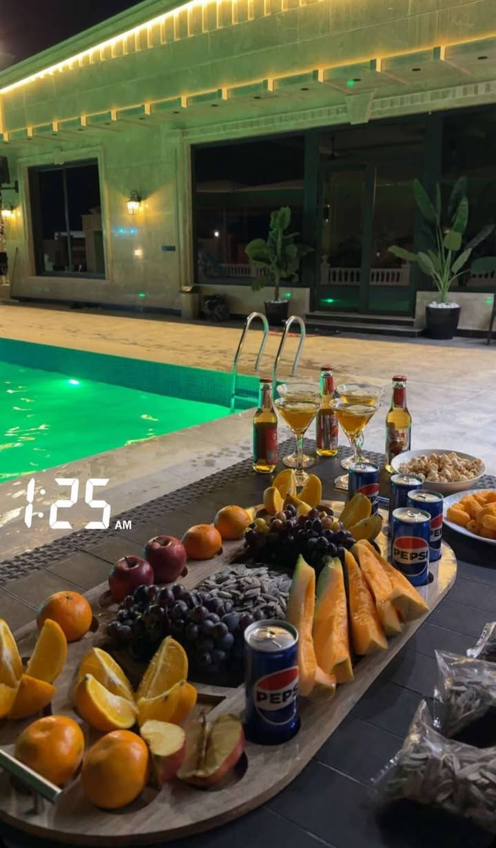 🌿 أهلاً وسهلاً بكم في مزرعتنا 🤍
✨ مكان يجمعكم بالراحة والوناسة
🌴 جلسات • طبيعة • أجواء جميلة
☕ نورتونا… وحياكم الله بكل وقت 
نتمنى لكم أوقات طيبه🌹للحجز والاستفسار ***********
