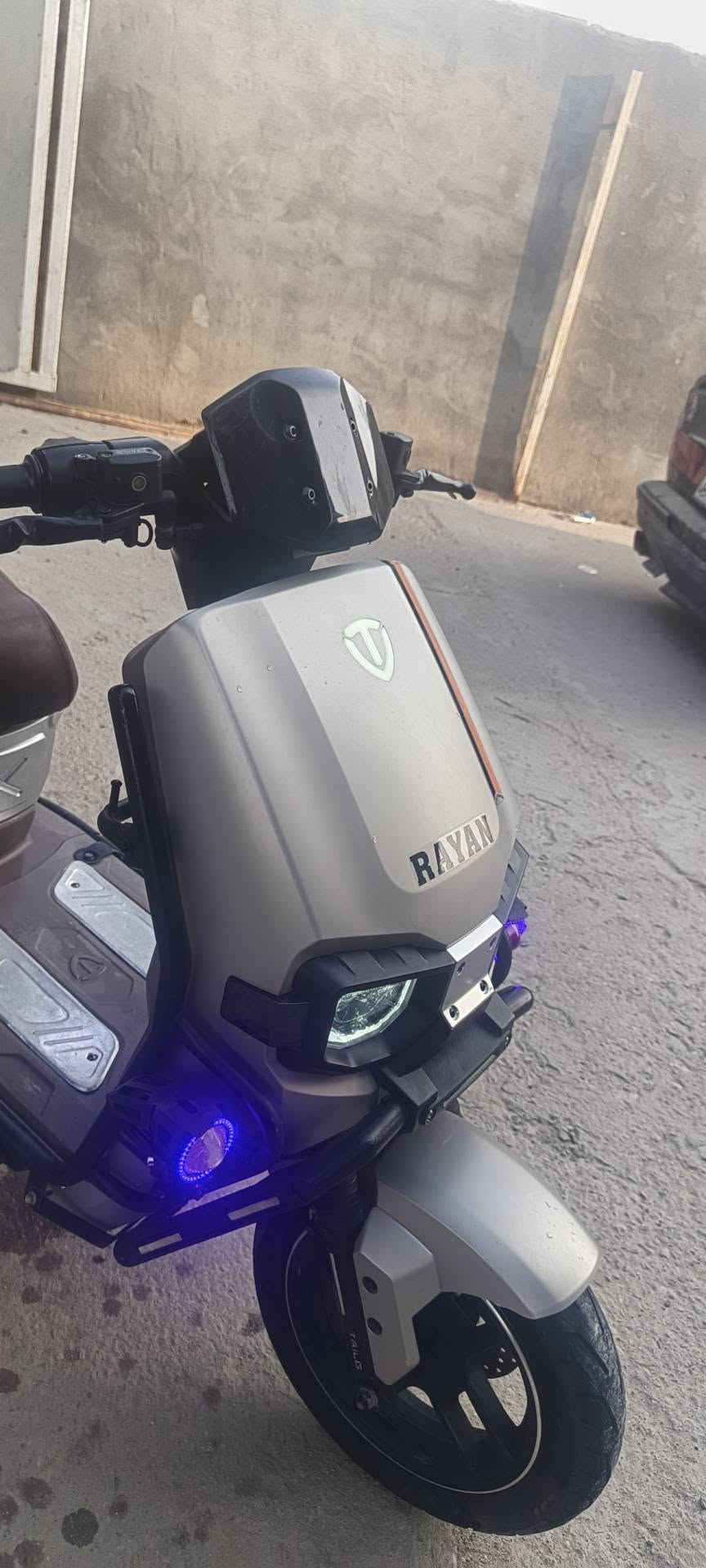 دراجه شحن تمشي 85 كيلو ما تمشيك 85 تاخذا بلاش سعره مالته 75 حسب وزن صاعد بيه اذا على استان تمشي 82 على سرعه 3 تمشي 75 بلشحنه وحده تشحن بس تعوف سرعه بيه مثبت سرعه بيه بنك صالي 5 اشهر من مشتريه تريد ابيعه بدون بطاريات عادي سعره 950 الف ويه بطاريات  وبيه مجال قليل مكاني البصره كرمت علي رقم ***********
