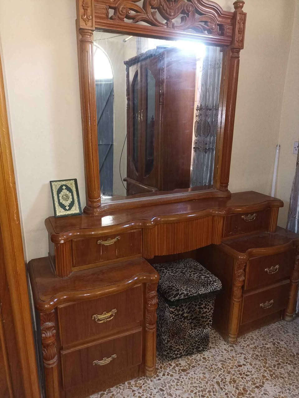للبيع غرفة نوم كاملة (جاهزة) خشب صاج أصلي ثقيل، شغل نظيف ومتين جداً وبحالة  جيدة  جدآوما بيها أي عيب.📌 تفاصيل الغرفة:الكنتور: 6 أبواب، تصميم كلاسيكي بارتفاع ومساحة تخزين ممتازة.السرير : دوشمة وتصميم مميز مع 2 كومدي جانبي.ميز التواليت (المرآة): تصميم متناسق ويحتوي على مجيرات وأماكن تخزين واسعة مع المقعد الخاص به.ملحقات إضافية: زاوية (ميز عباءة/قاطع) إضافية لزيادة الترتيب.✨ مميزات الغرفة:الخشب صاج ثقيل وأصلي (مو من هذا التجاري الخفيف).صبغ ونظافة الغرفة ممتازة جداً وموضحة بالصور.الأقفال واليدوات والمجيرات كلها شغالة وبحالة ممتازة. 
للتواصل اسيا /  *********** 
كورك *********** 
موصل ايسر موصل, نينوى
