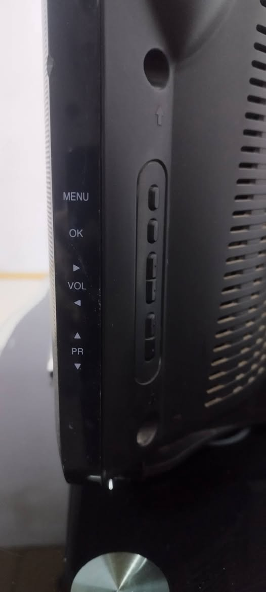 للبيع تلفزيون LG شغاله 100% ما بيها ولا شي وصوتها جداً عاليه 
السعر 30 الف فقط  
للستفسار ***********
