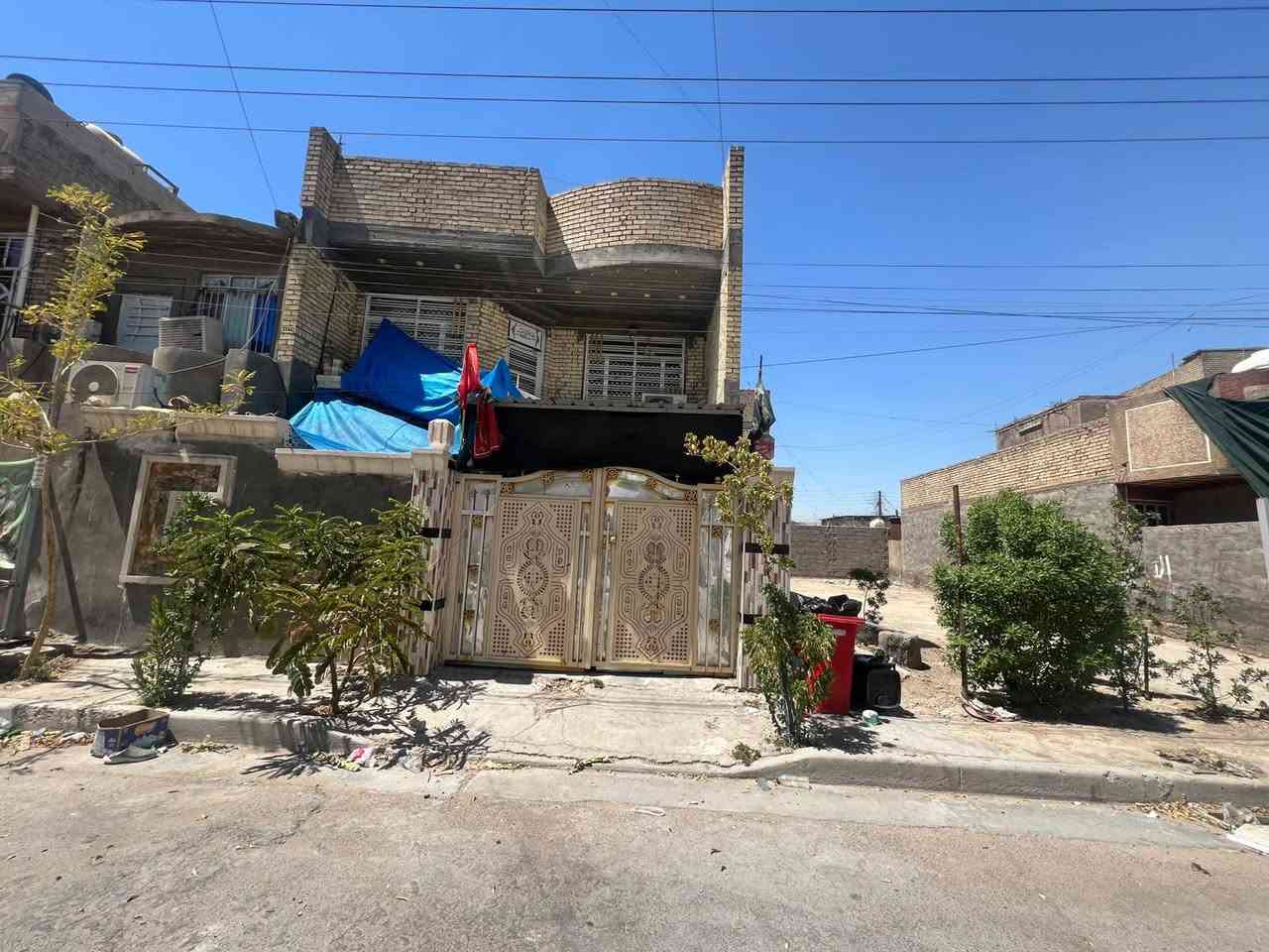 سلام عليكم بيت مساحه 150
عنوان كفاءات العبيدي 
الطابق الارضي 
غرفه 
مطبخ 
صاله مساحتها 10
استقبال 
طابق ثاني اربع غرف 
حمام صاله 
ثالث بيتونه ع كبر البيت 
نزال 20 واجها 7. ونص
***********
