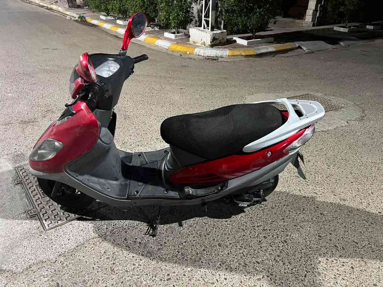 سلام عليكم دراجه للبيع سايم ابو عيون دراجه نضيفه كامله مكمله كهربائيات شغاله عوزه بس بأتري لماطور شغال من اول هندر سعر 350 وبي مجال بسيط***********. مكان رمادي تامين
