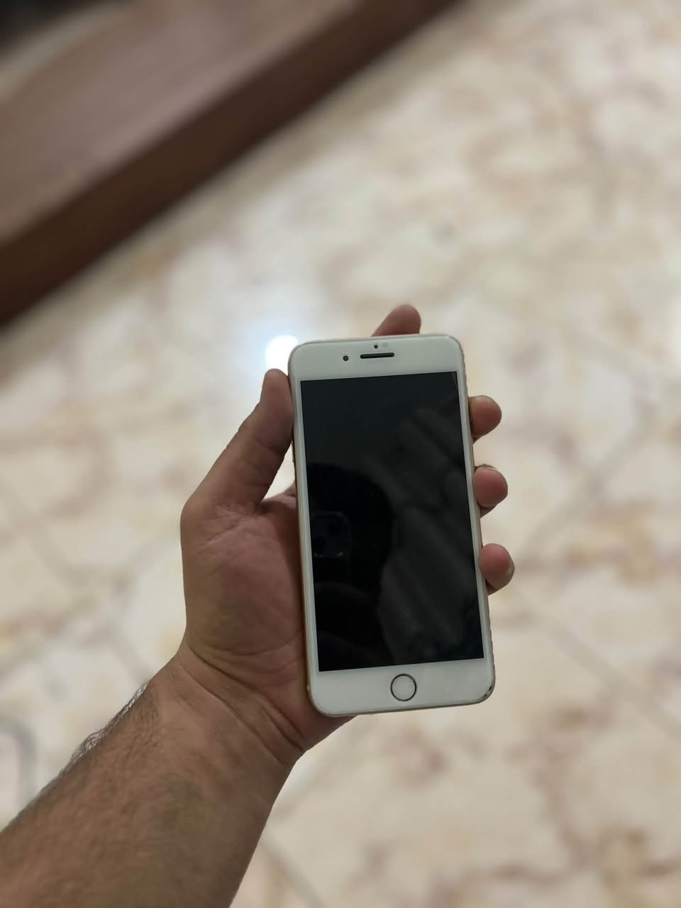 آيفون ٨ بلس • ذاكرة ٦٤ • شاشة فيها فطرين