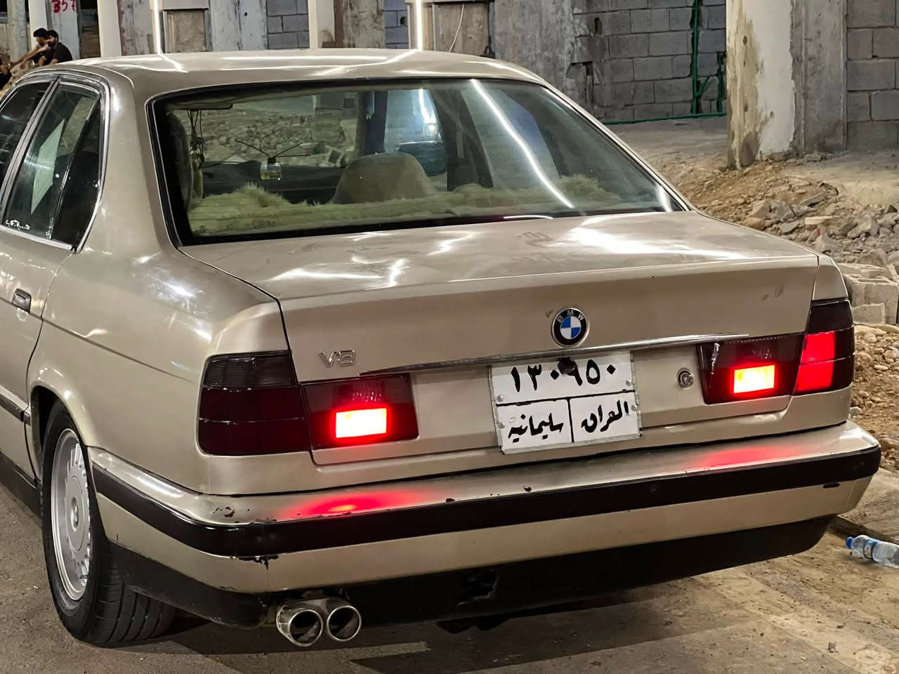 السلام و عليكم….
بي ام موديل 1988 السياره بسمي تحويل ثاني يوم  لون ذهبي مصبوغ عام جماليه بيه طخه بالجملغ الامامي بدون دواخل محرك محور بطة 3000 كير و المحرك بشرط لا صرف لا بخار لا دخان متفتح البونيد فقط لتبديل الدهن السياره خير من الله مال بيت صارله يمنه من 2012 تبريد شغال طقم تاير 80 بالميه جامات اماميه  كهربائي  سعره كلش مناسب 36 و بي مجال بصيط حك جيتك ***********
