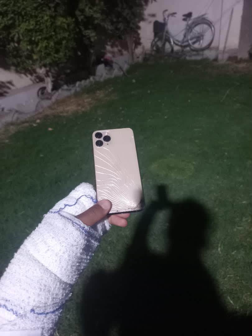 ايفون ١١ برو • بطارية ٦٨٪ • شاشة مكسورة