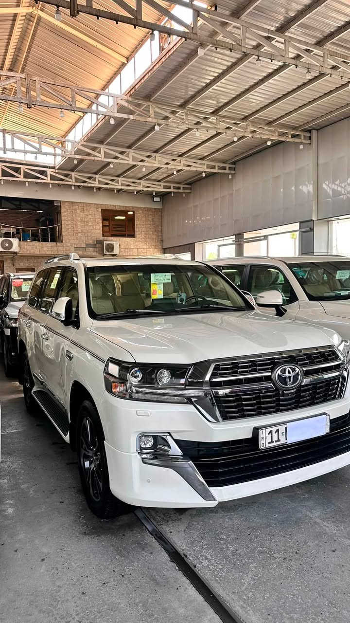 تويوتا لاندكروزر  2021 GXR (Grand Touring – SAS)
 (باب أول – شركة SAS) 
السيارة على وضعها البلدي (أصلية بالكامل)
بدون صبغ، بدون بارد، بدون تبديل، بدون رمل
دعاميات ولحيات بشرط وكالة مغلفه PPF 
كفالة عامة من كلشي
محرك بشرط 
4 تايرات دنلوب أصلية جديدة
سنوية + زنك + رقم كلها جديدة وجاهزة
جاهزة 100% بدون أي نقص
المواصفات (فل فل 1/1)

🟪 السعر  :: اتصل 

فتحة سقف
بصمة تشغيل + أبواب (2 بصمة)
تشغيل عن بعد
صندوق شفط (كهربائي)
3 شاشات
4 كاميرات
شحن وايرلس
كشنات جلد + كشنات كهرباء (كشن السائق 3 دكم)
ثلاجة
نظام ECO
حساسات أمامي وخلفي
مرايا شفط + طي أوتوماتيك
لايت LED + زينون بلادي
داخل بيجي
ستيرن تحكم  

للبيع او مراوس 

مكان بغداد 

*********** // ***********📞
