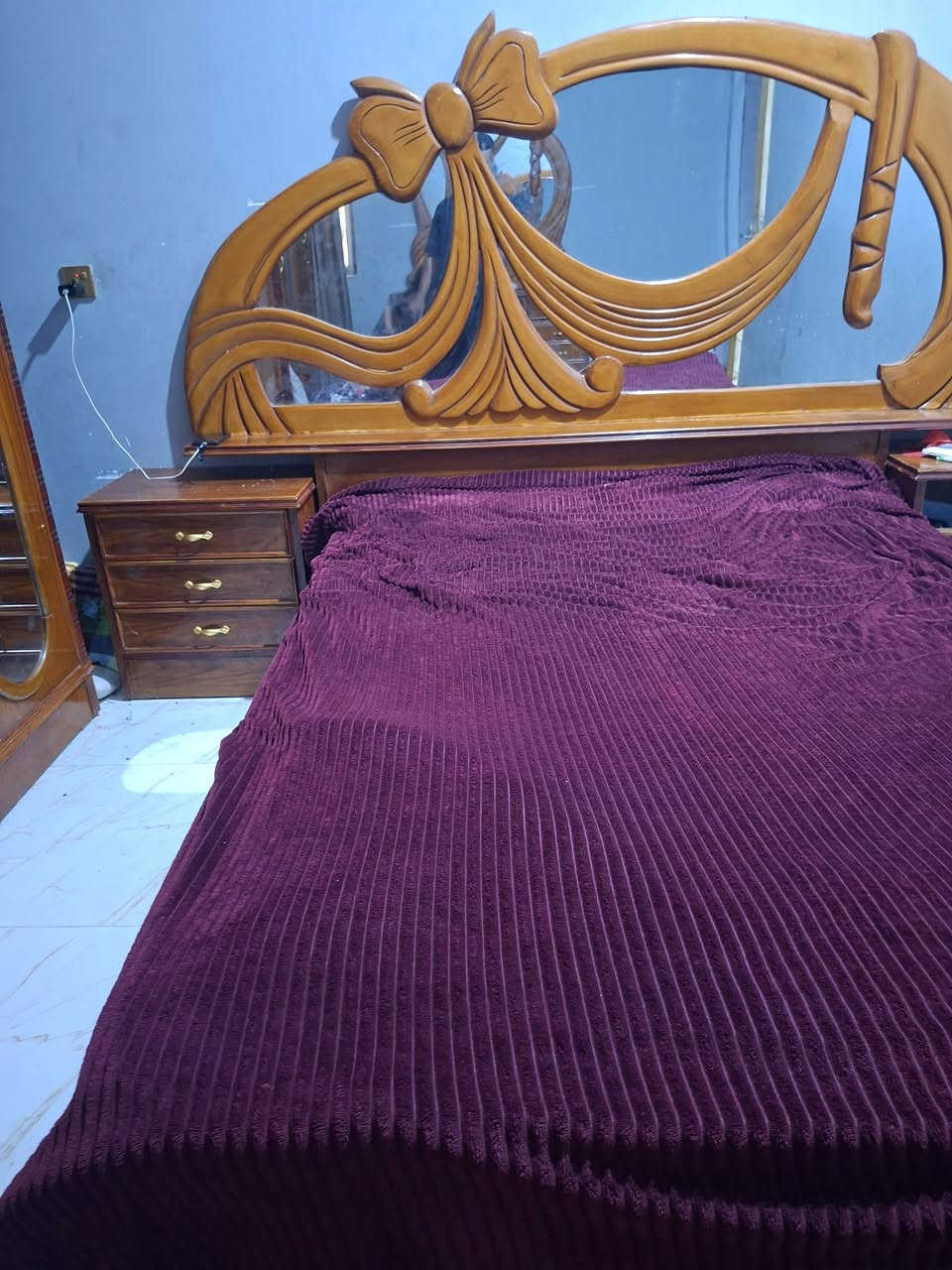 للبيع ميز مرايه + زاويه + جوربايه شرط خشب صاج ونضيف السعر  ٣٥٠ مكاني ناصريه مركز المدينه ***********
